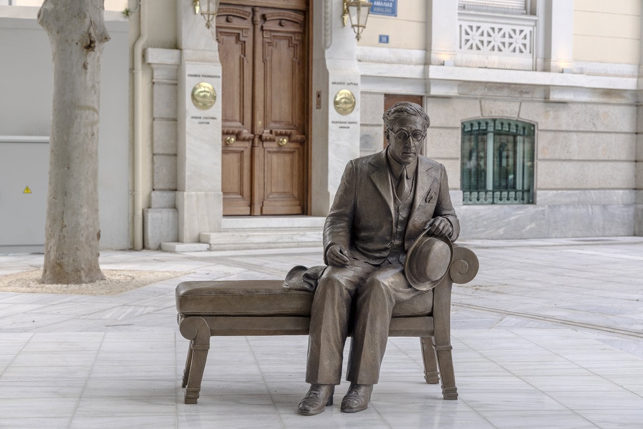 Ο Καβάφης επιστρέφει στην Αθήνα: Ένα γλυπτό για την πόλη, δωρεά του Ιδρύματος Ωνάση σε συνεργασία με τον Δήμο Αθηναίων