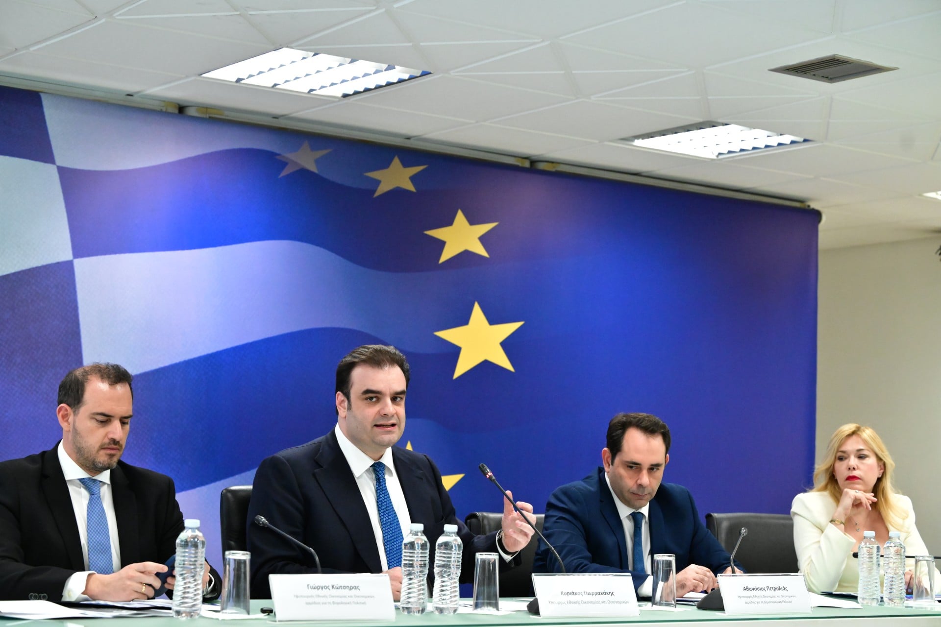 Live: Η εξειδίκευση των μέτρων στήριξης