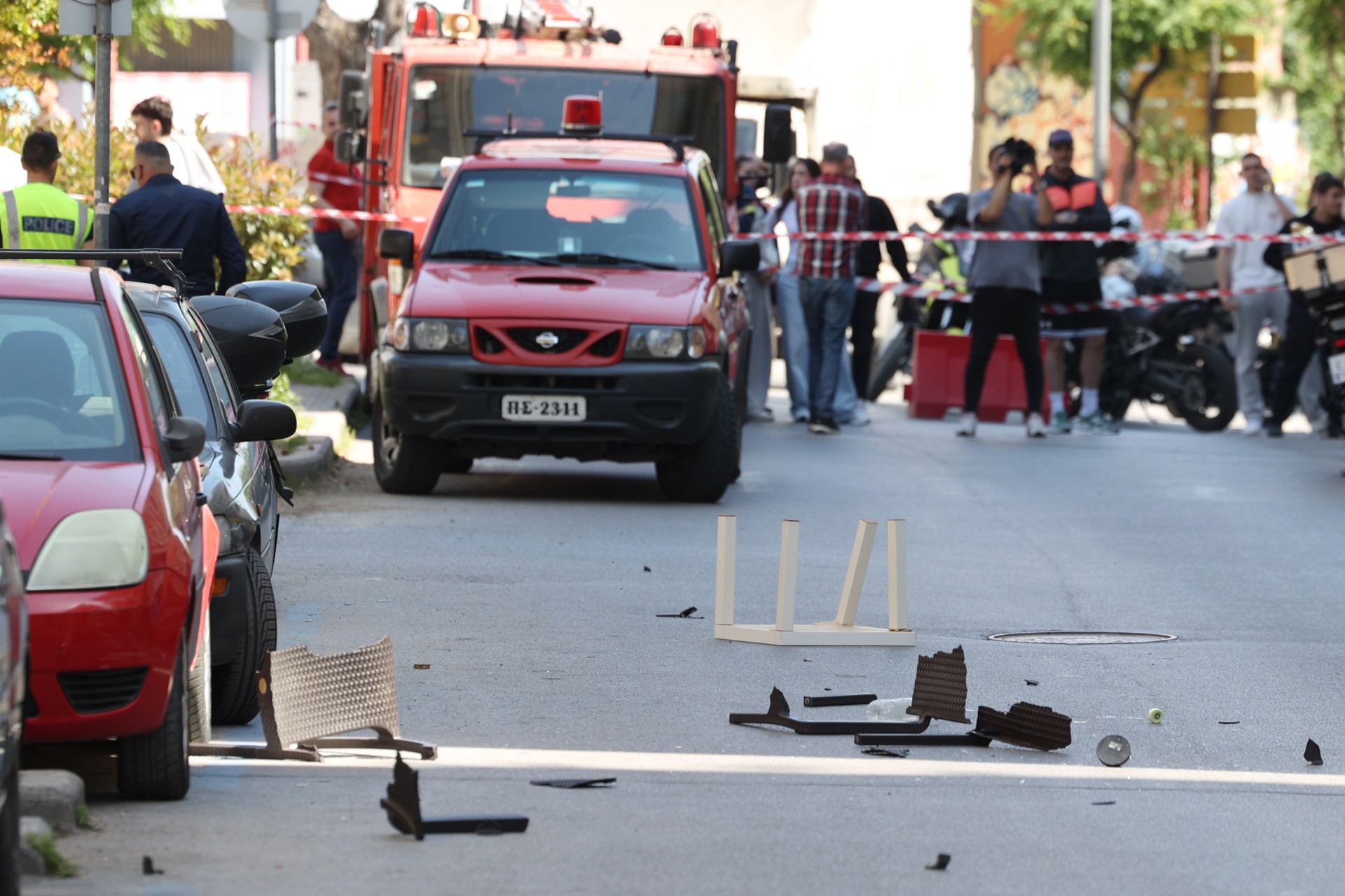 Θεσσαλονίκη: 20χρονος εκσφενδονίζει αντικείμενα από μπαλκόνι και απειλεί να πέσει στο κενό