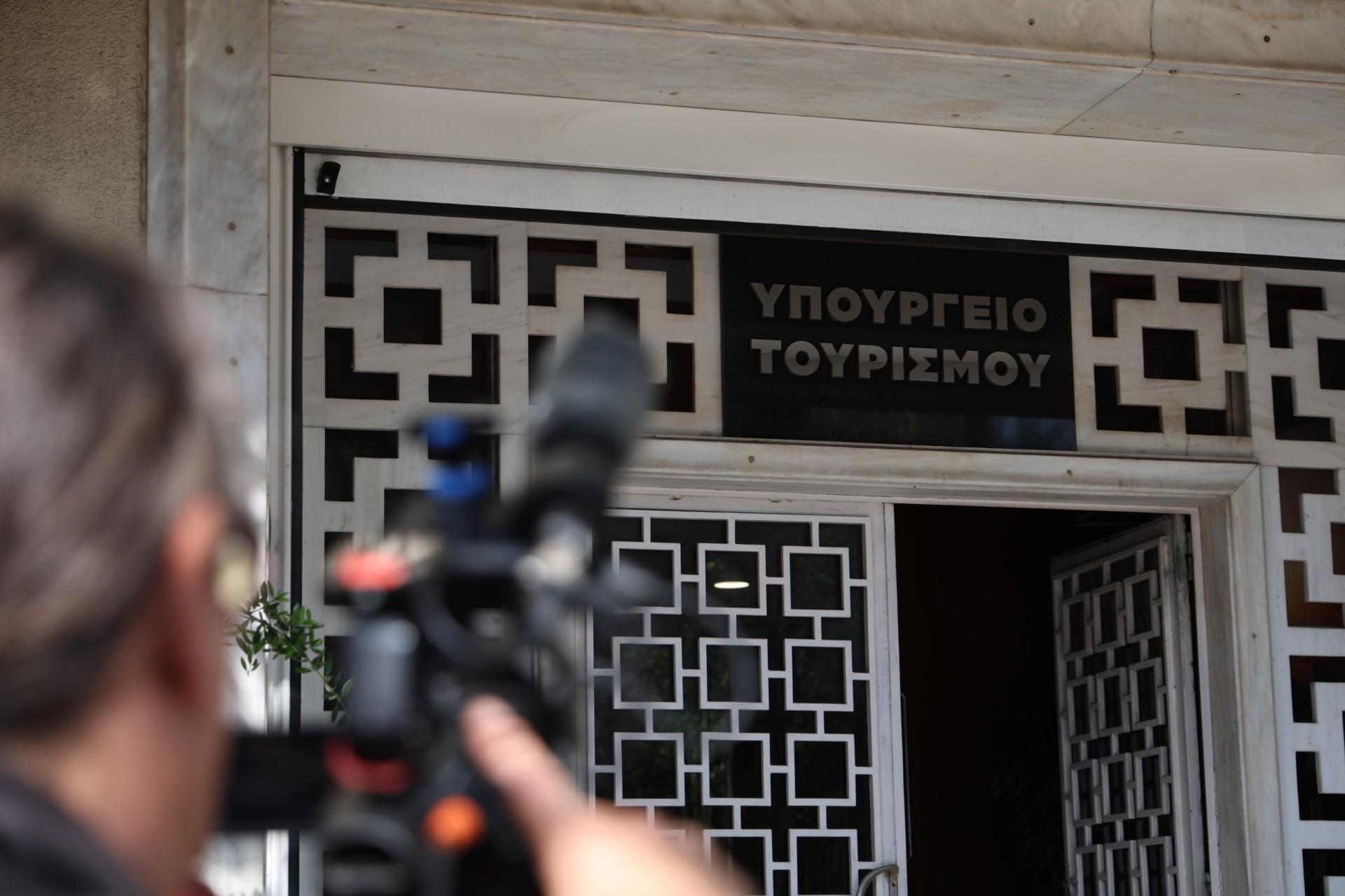 Βασ. Αμαλίας: Νεκρή γυναίκα που έπεσε από τον 2ο όροφο του υπουργείου Τουρισμού