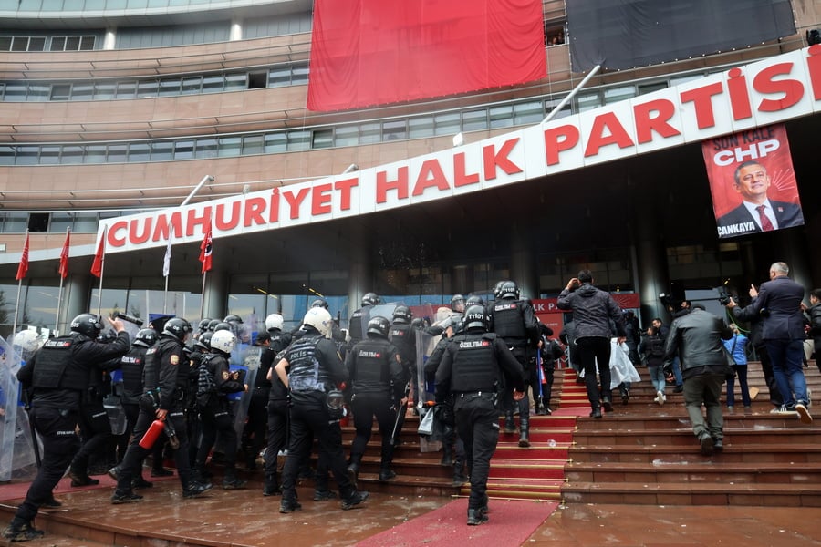 Χάος στα γραφεία του CHP στην Άγκυρα: Συγκρούσεις και επέμβαση των αρχών μετά την καθαίρεση Οζέλ