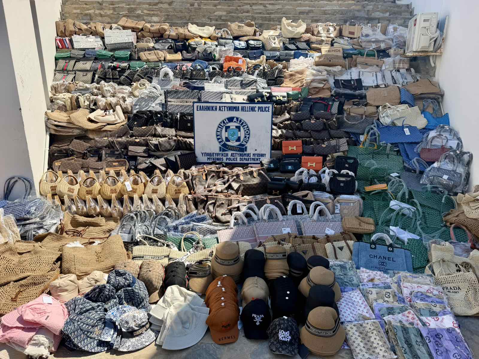 Μύκονος: Πωλούσαν είδη ένδυσης, υπόδησης και αξεσουάρ ως «γνήσια» επώνυμων εταιρειών