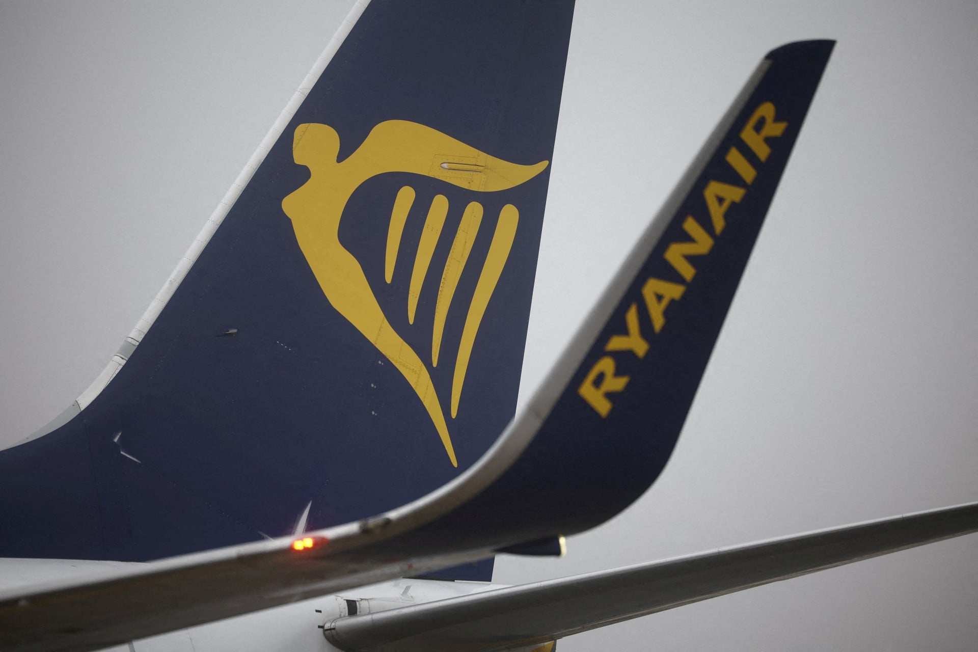 Ryanair: Τι αναφέρει για το περιστατικό όπου έσπασε παράθυρο σε πτήση από Θεσσαλονίκη