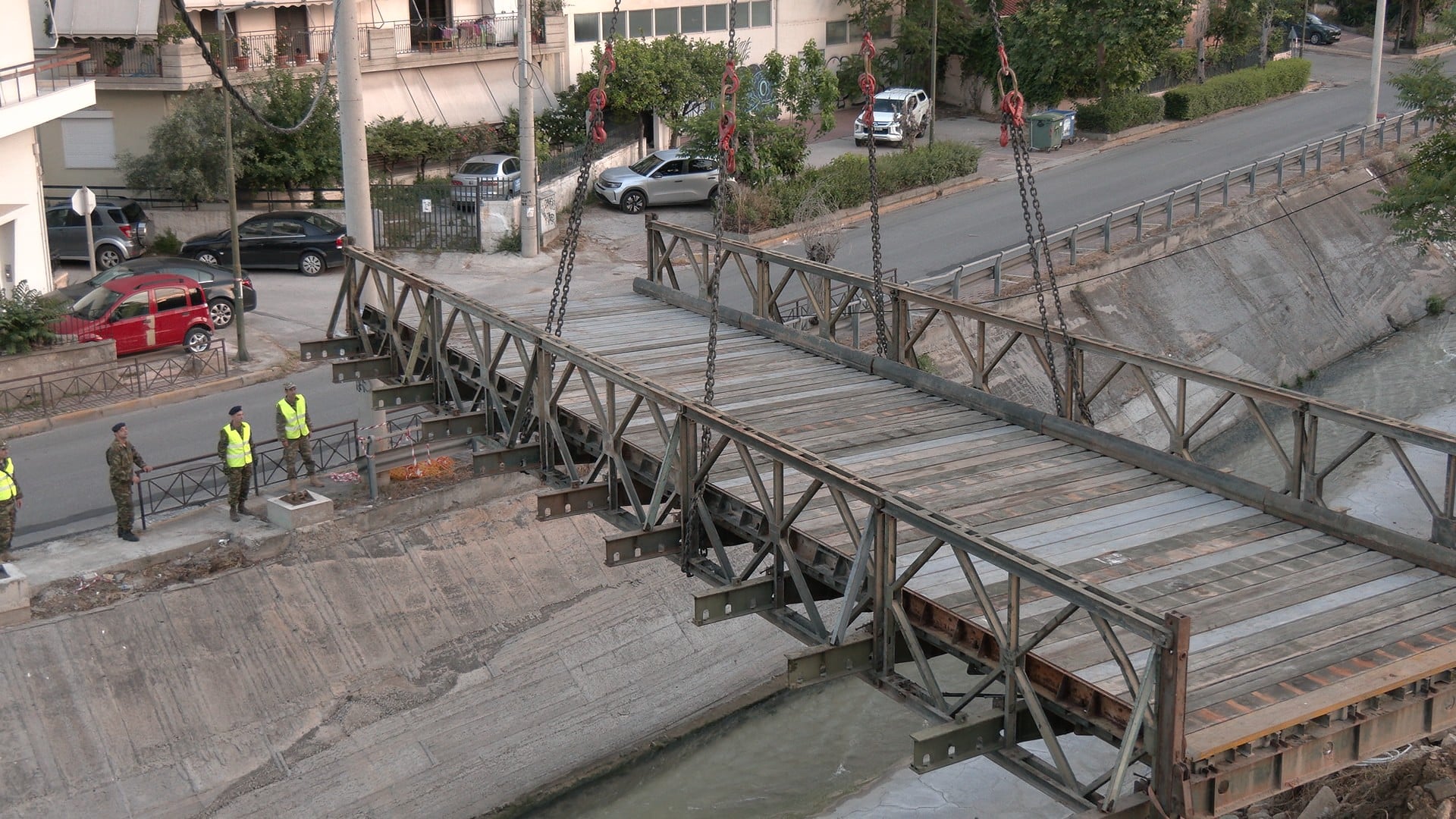 Τοποθέτηση πεζογέφυρας από τον Στρατό για ζεύξη του Κηφισού