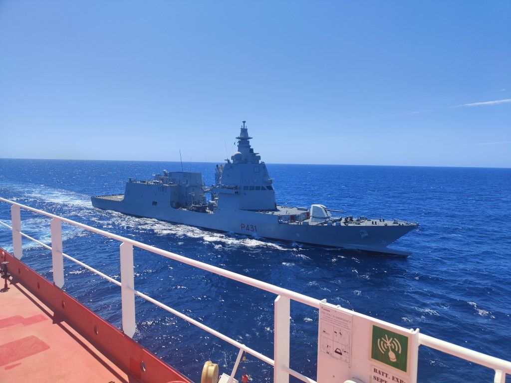 Συνεργασία του M/T «ALKIVIADIS» με το πολεμικό πλοίο Frances