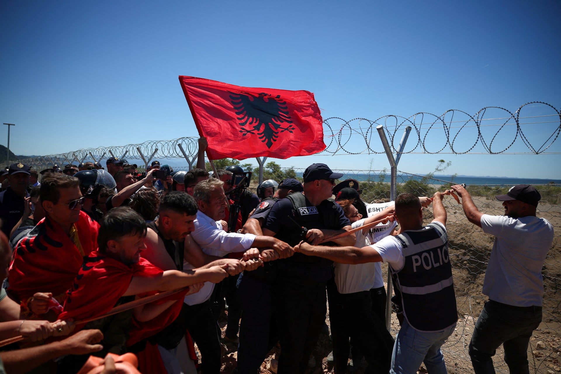 Αλβανία: «Νομίζουν ότι μπορούν να πάρουν αναίμακτα όλο αυτόν τον πλούτο;» – Ξεσηκωμός και για άλλο έργο πολυτελούς θερέτρου