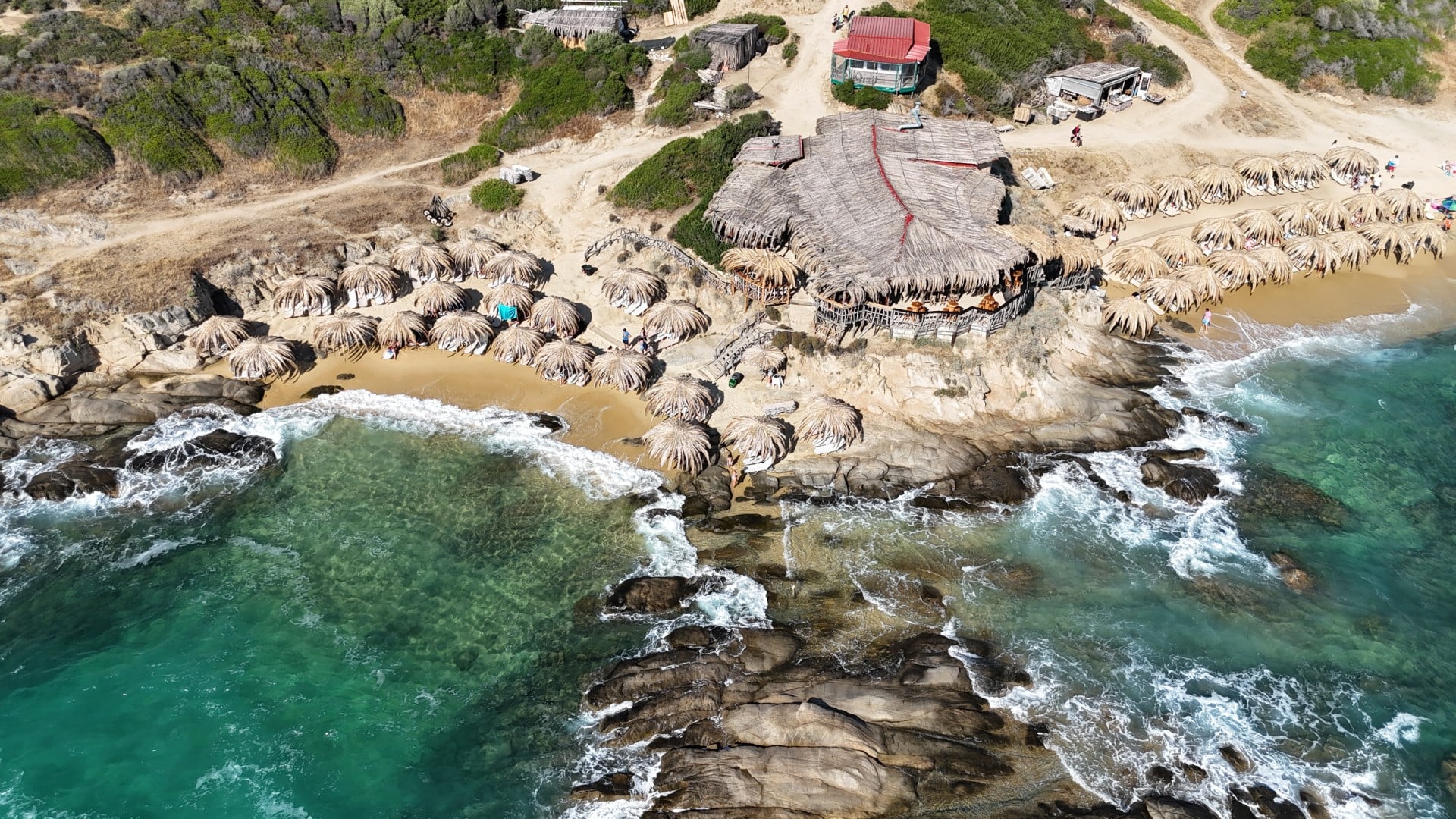 Τηγάνια: Η εξωτική παραλία της Χαλκιδικής με το πιο παράξενο όνομα