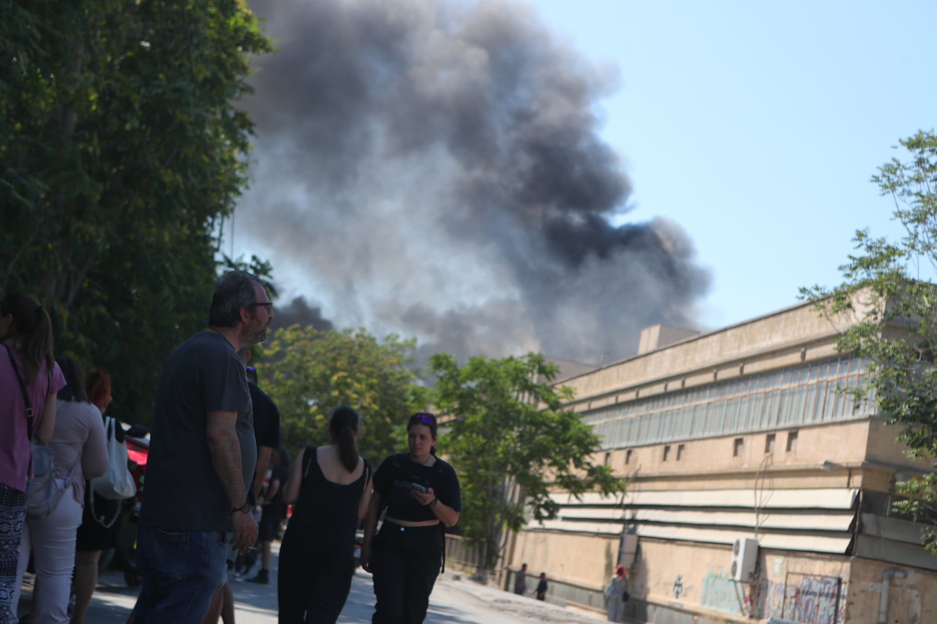 Φωτιά σε εργοστάσιο στο Αιγάλεω: Κλειστή παραμένει και στα δύο ρεύματα η οδός Ορφέως μετά την αναζωπύρωση