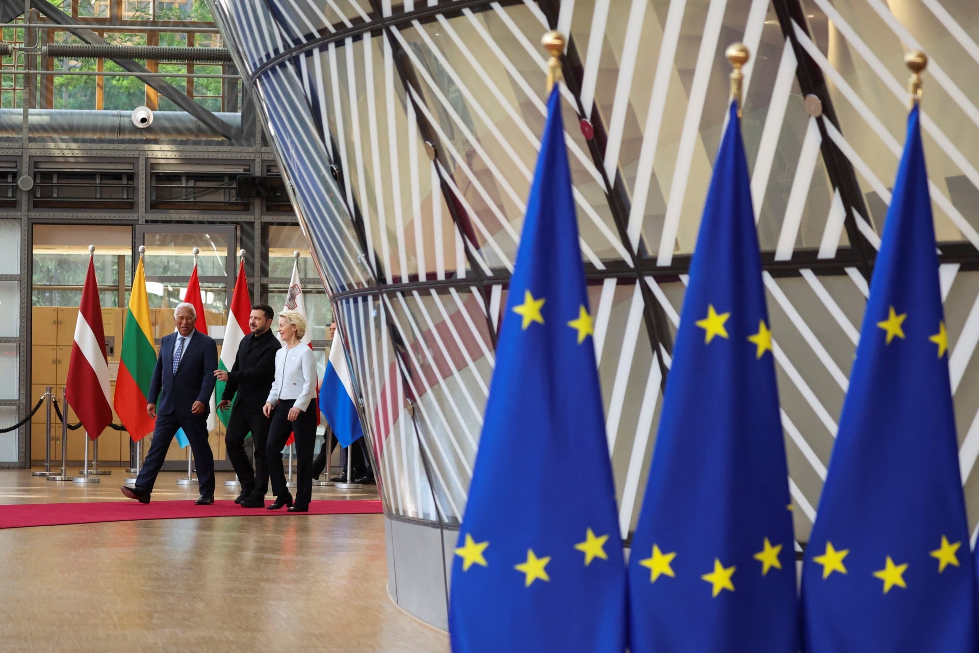 Αντιδράσεις ορισμένων Ευρωπαίων ηγετών για το ενδεχόμενο άμεσων συνομιλιών της ΕΕ με τη Ρωσία
