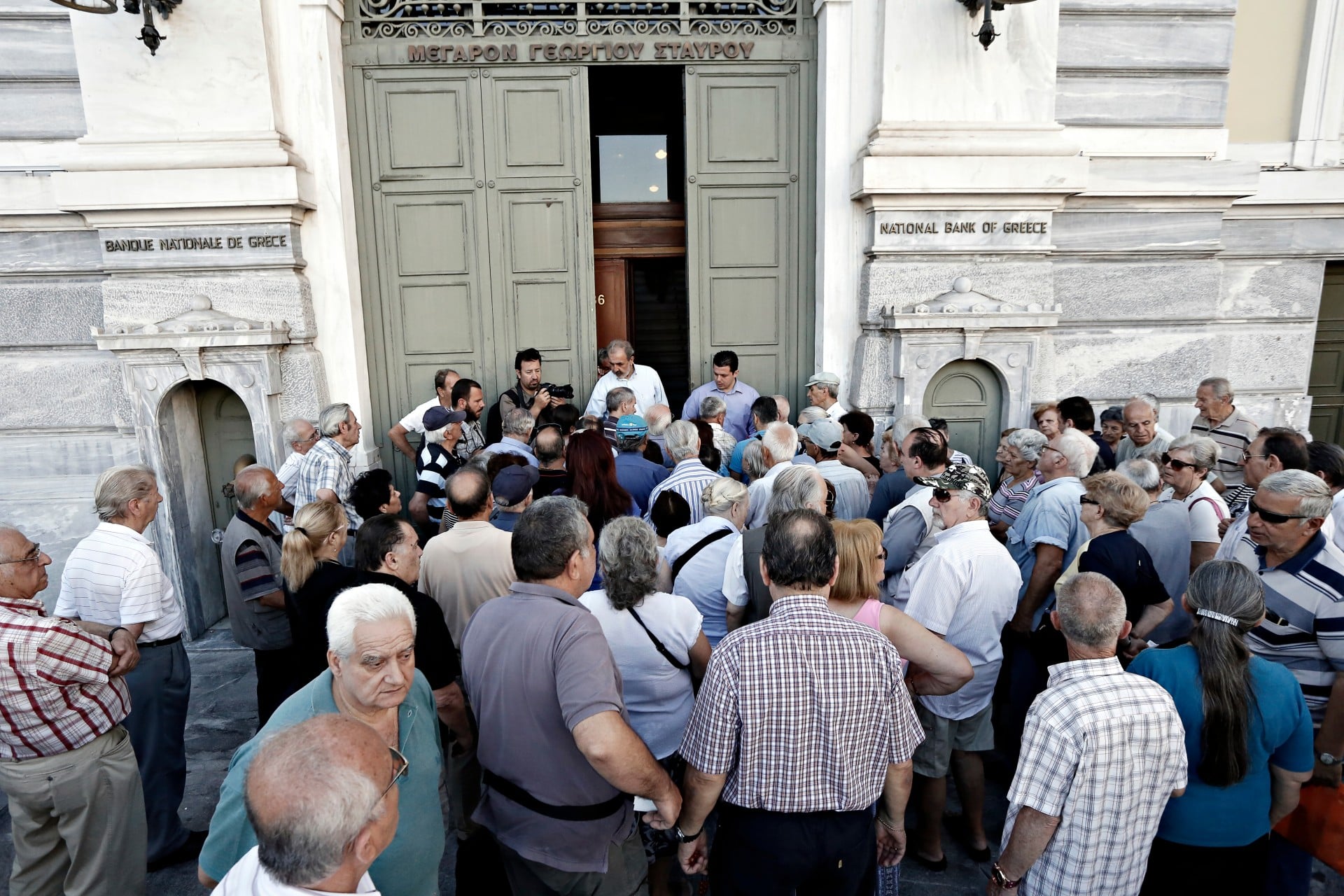 Η Κυριακή που οι Έλληνες έτρεξαν στα ATM