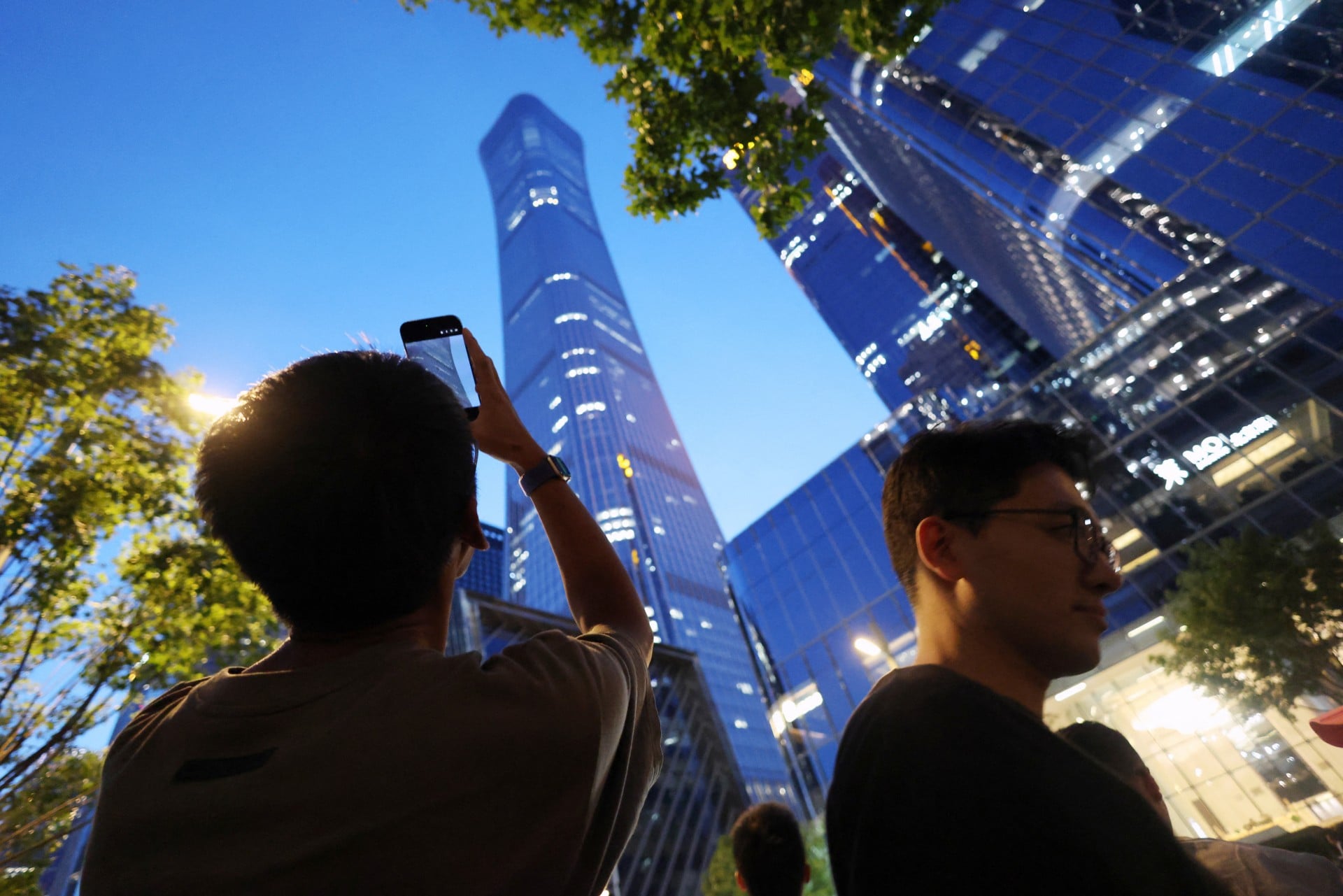 Συναγερμός στον ψηλότερο ουρανοξύστη του Πεκίνου: Πληροφορίες για πρόσκρουση αεροσκάφους (βίντεο)