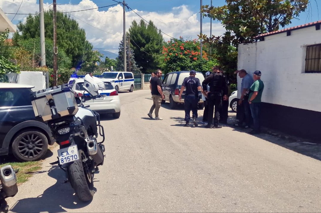 Αιγιάλεια: Νεκροί με τραύματα από μαχαίρι μητέρα και γιος στο σπίτι τους