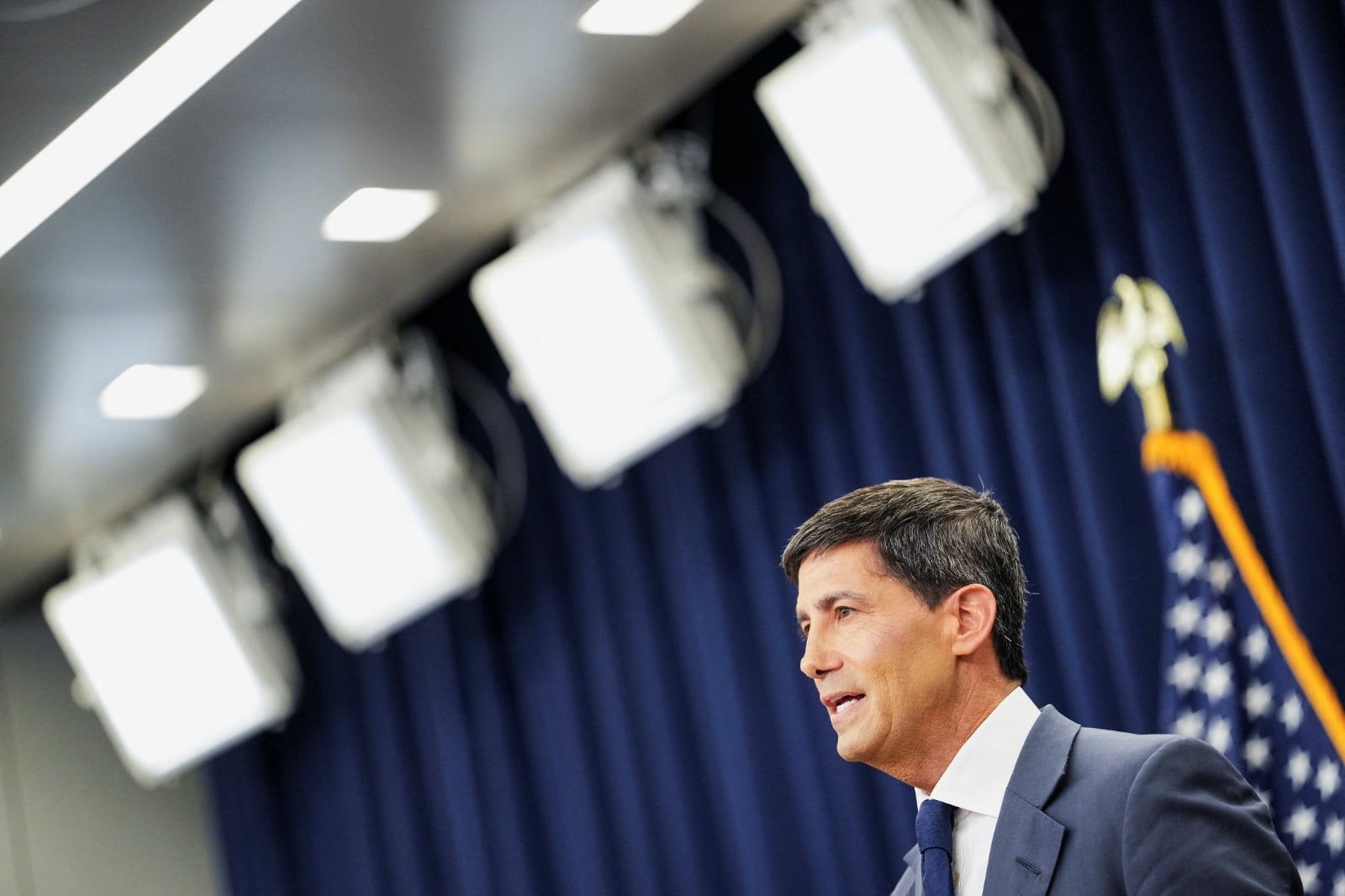 Fed: Σταθερά τα επιτόκια για τώρα – Σήμα για αύξηση μέχρι το τέλος του έτους από τον Γουόρς