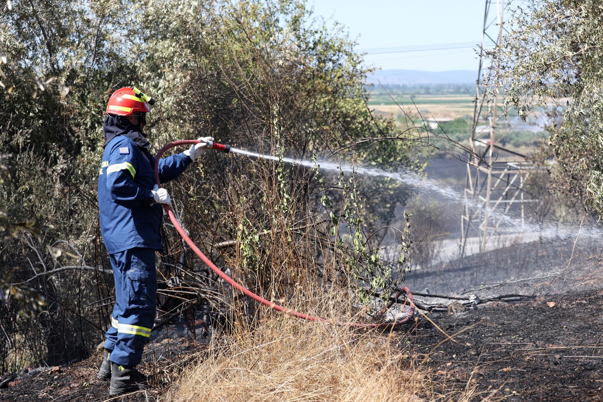 Υπό μερικό έλεγχο τέθηκε η φωτιά στα Άνω Λιόσια