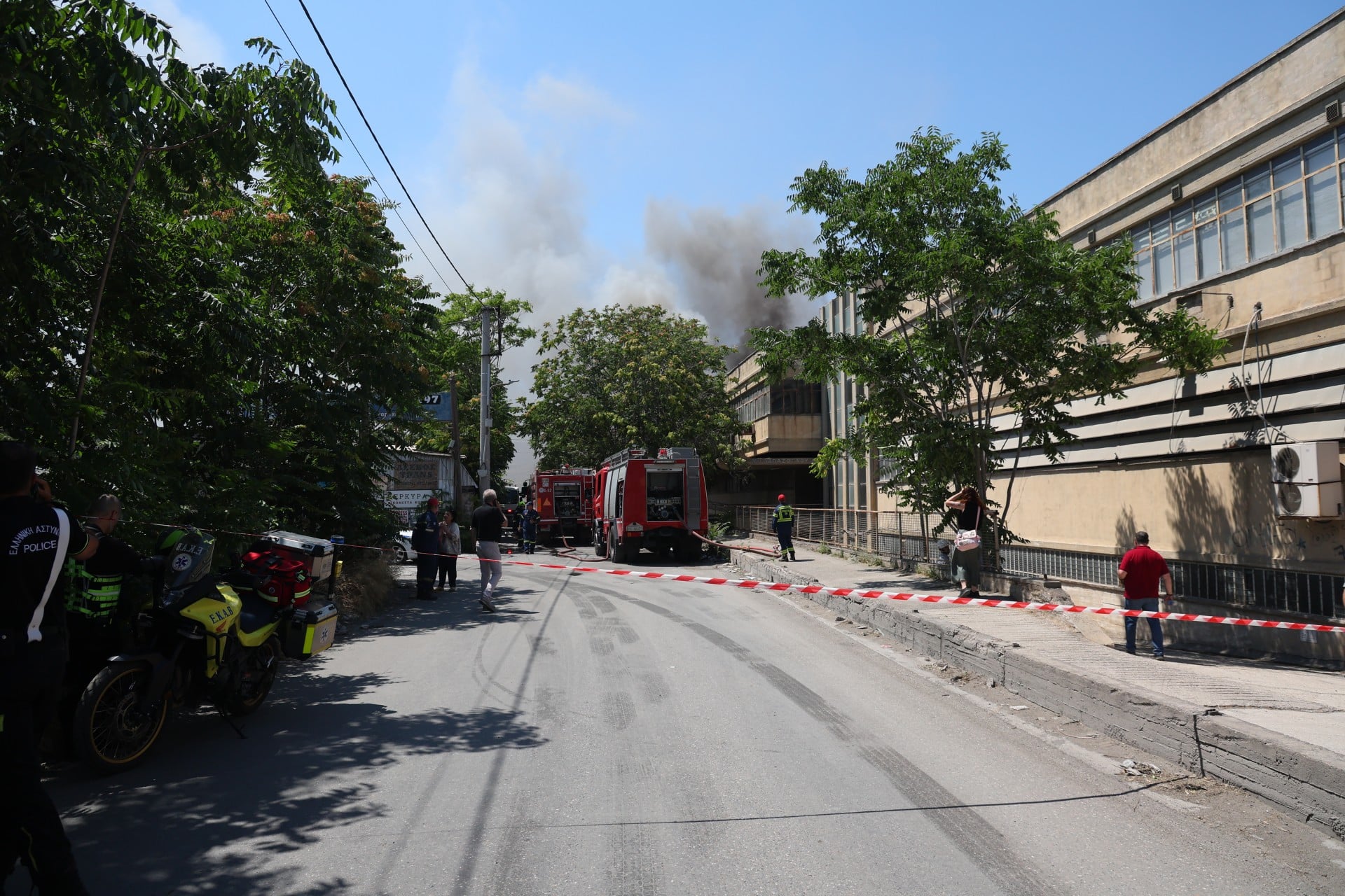 Φωτιά τώρα σε εργοστάσιο στο Αιγάλεω – Συναγερμός στην Πυροσβεστική