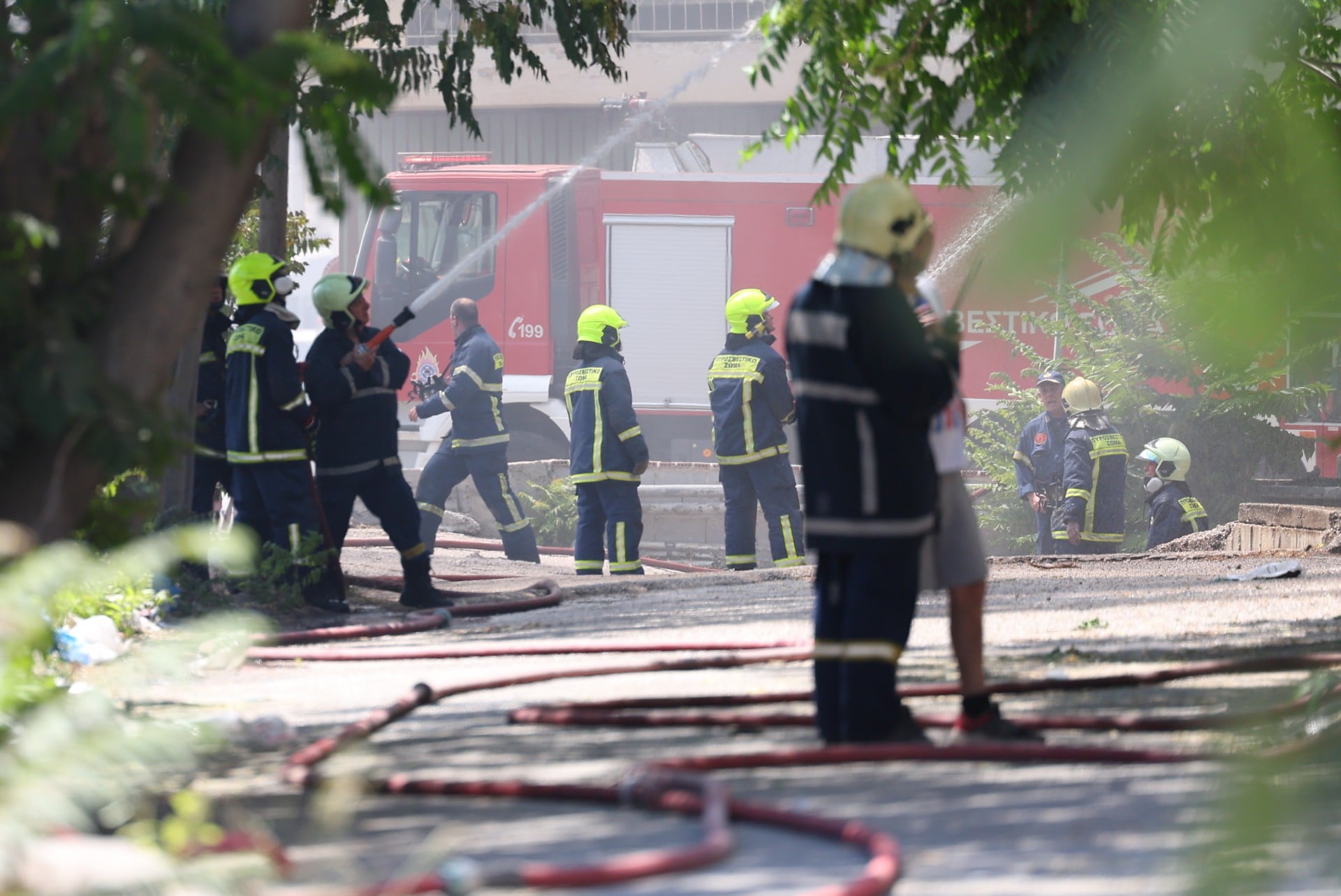 Φωτιά τώρα σε εργοστάσιο στο Αιγάλεω – Συναγερμός στην Πυροσβεστική