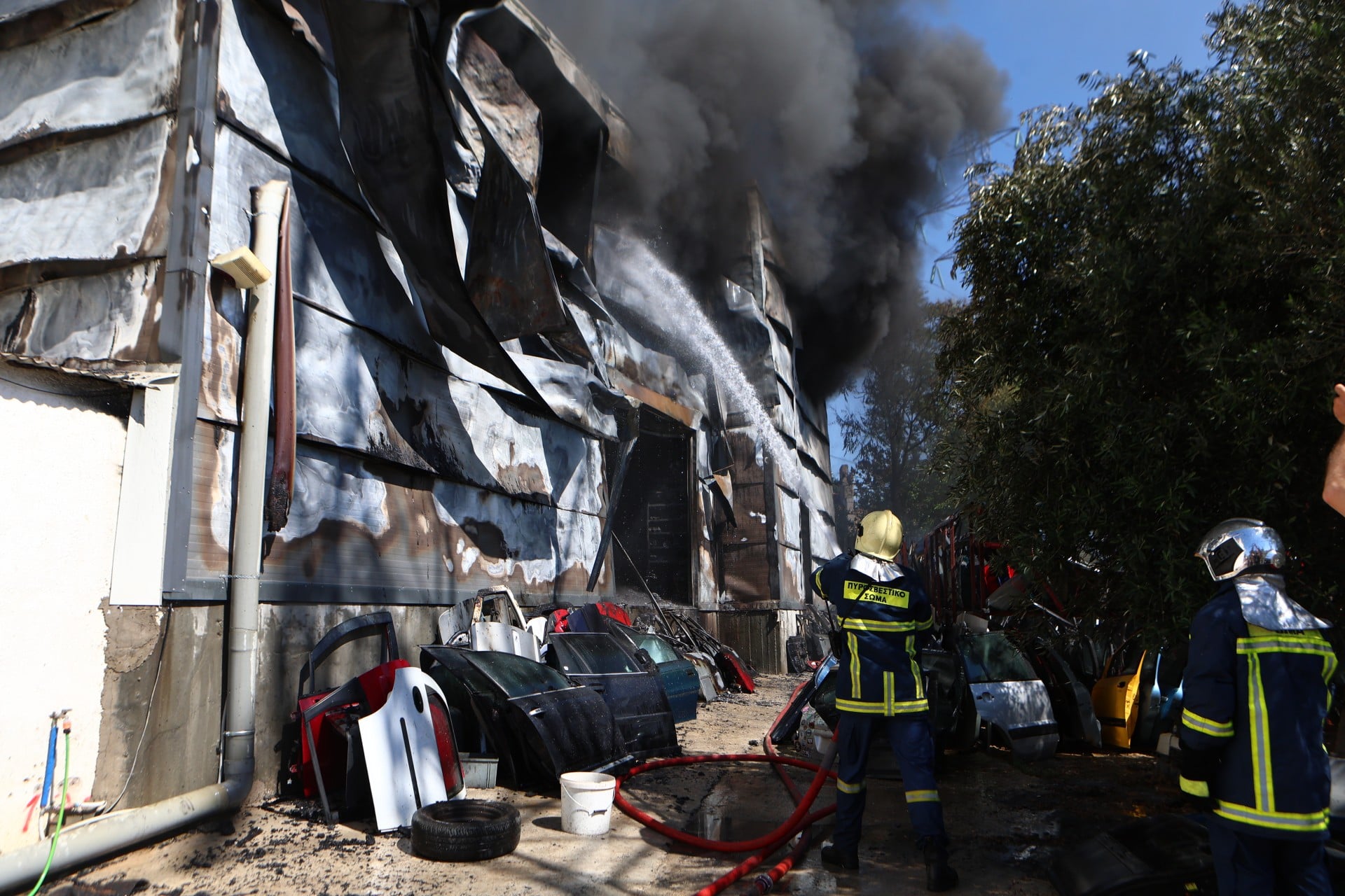 Μενίδι: Υπό έλεγχο η φωτιά στο κατάστημα ανταλλακτικών αυτοκινήτων – Μεγάλες καταστροφές (βίντεο, φωτογραφίες)