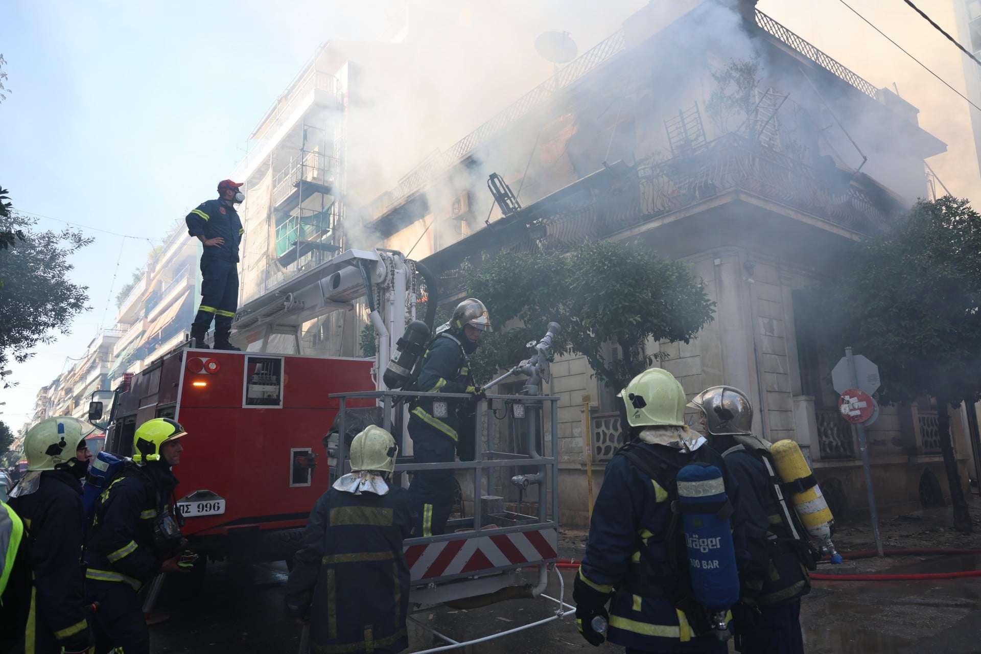 Φωτιά στην Καλλιθέα: Η στιγμή που η 75χρονη πέφτει από το μπαλκόνι της διώροφης μονοκατοικίας και διασώζεται (Βίντεο)