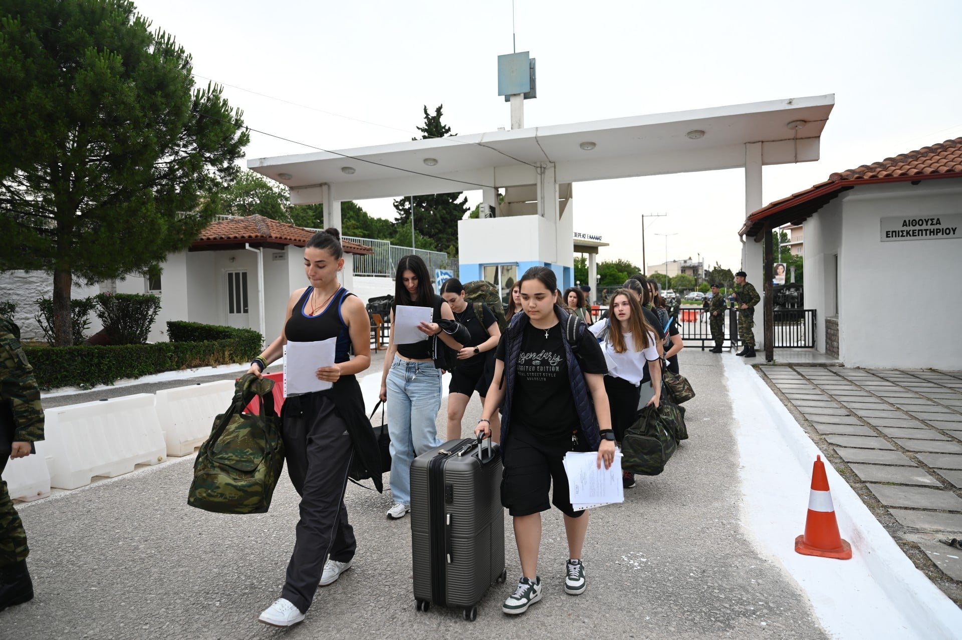 «Παρούσα»: Οι πρώτες εθελόντριες που κατετάγησαν στον ελληνικό Στρατό (Βίντεο)