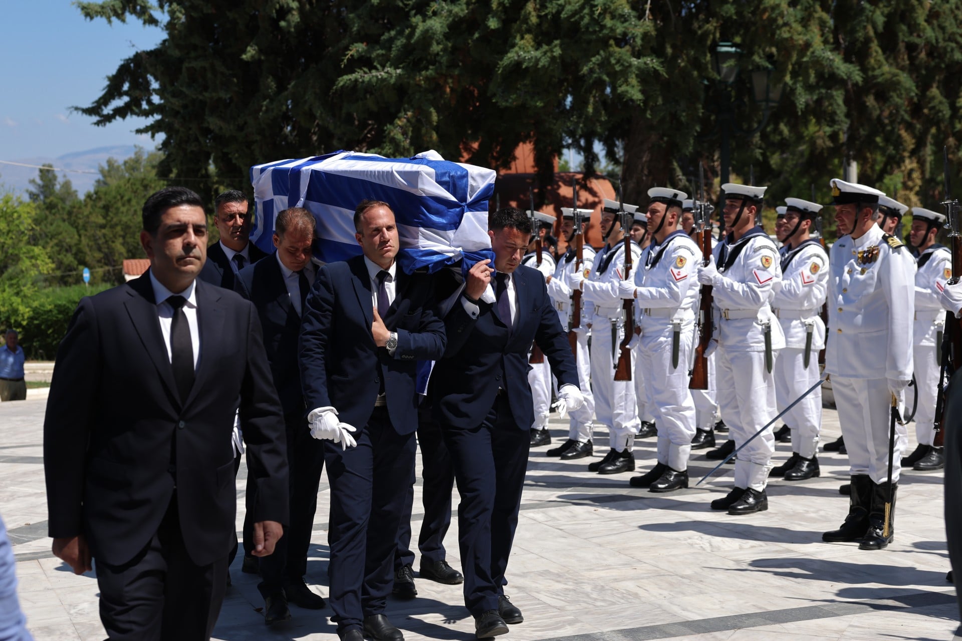 Τελευταίο αντίο στον Γιώργο Σουφλιά: Παρόντες στην κηδεία Κ.