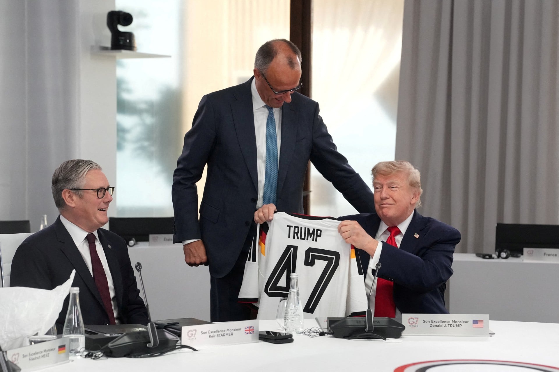 G7: Ο Μερτς χάρισε στον Τραμπ φανέλα της Εθνικής Γερμανίας με το όνομά του