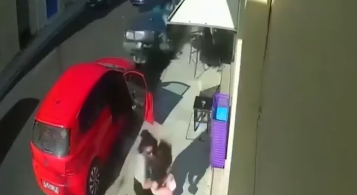 Σοκαριστικό βίντεο από τροχαίο στη Ναύπακτο – Μητέρα σώζει το παιδί της δευτερόλεπτα πριν τη σύγκρουση