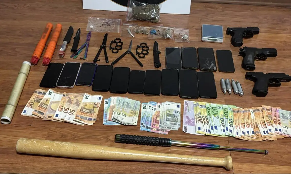 Ανήλικοι διακινούσαν ναρκωτικά σε σχολεία και παιδικές χαρές