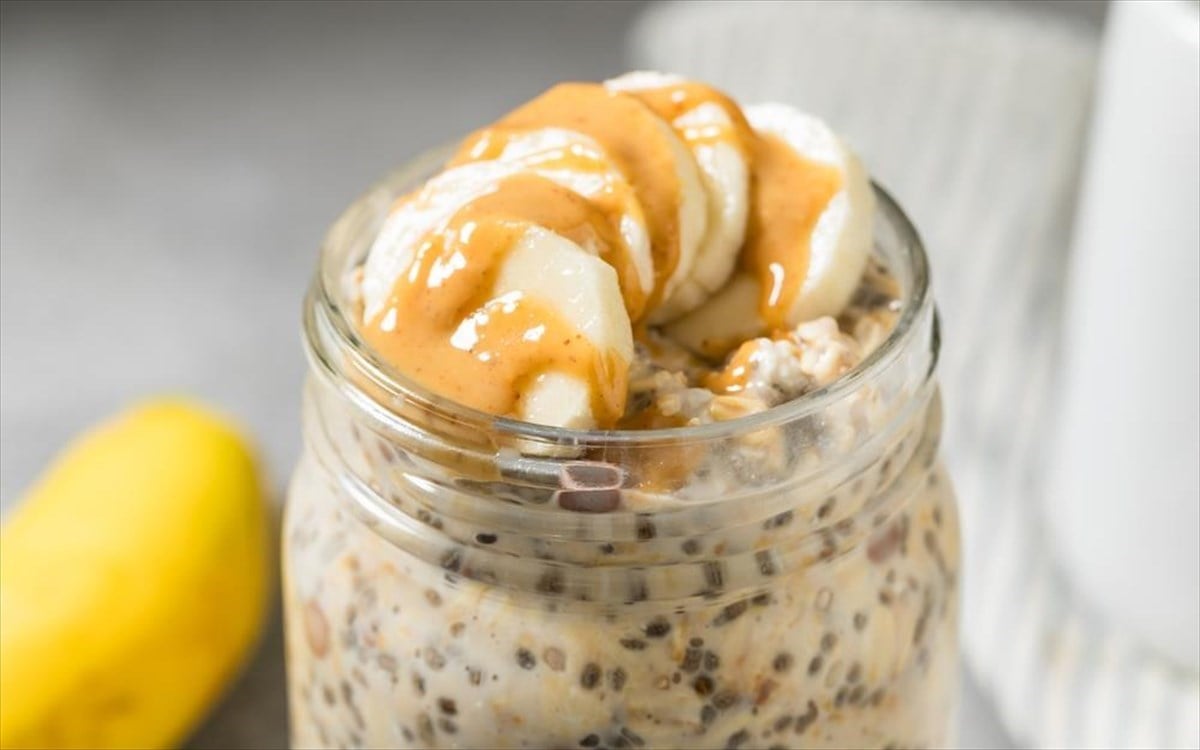 Overnight oats: Το πρωινό που ετοιμάζεται όσο εσείς κοιμάστε -και πώς να το πετύχετε