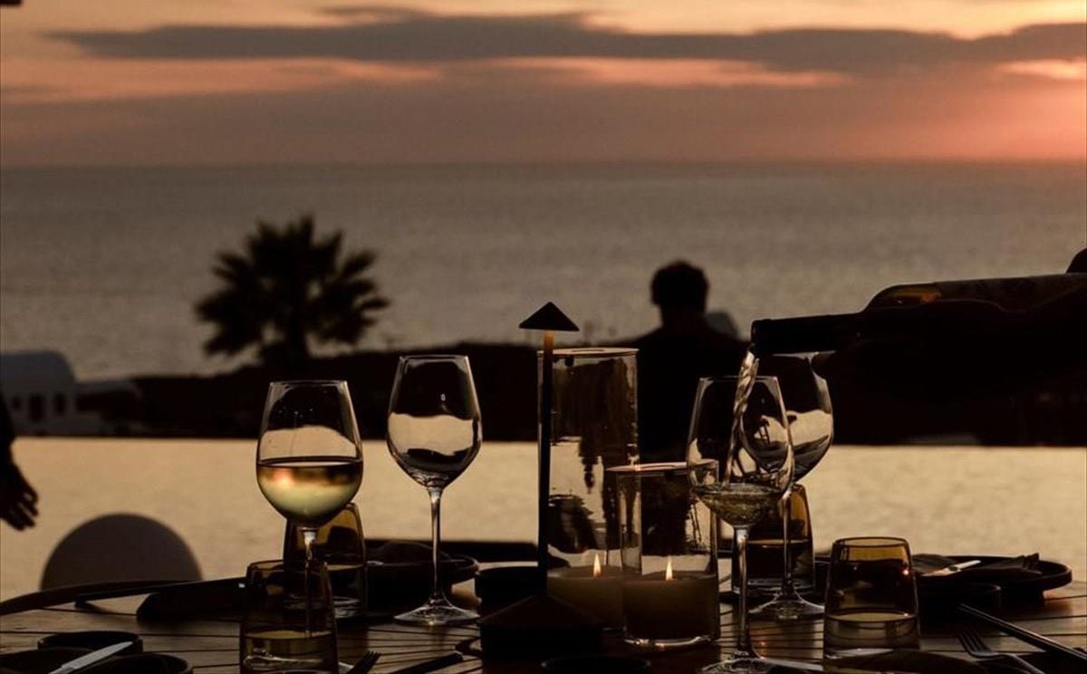 Το #7 bar του κόσμου έρχεται στη Σαντορίνη για ένα ηλιοβασίλ