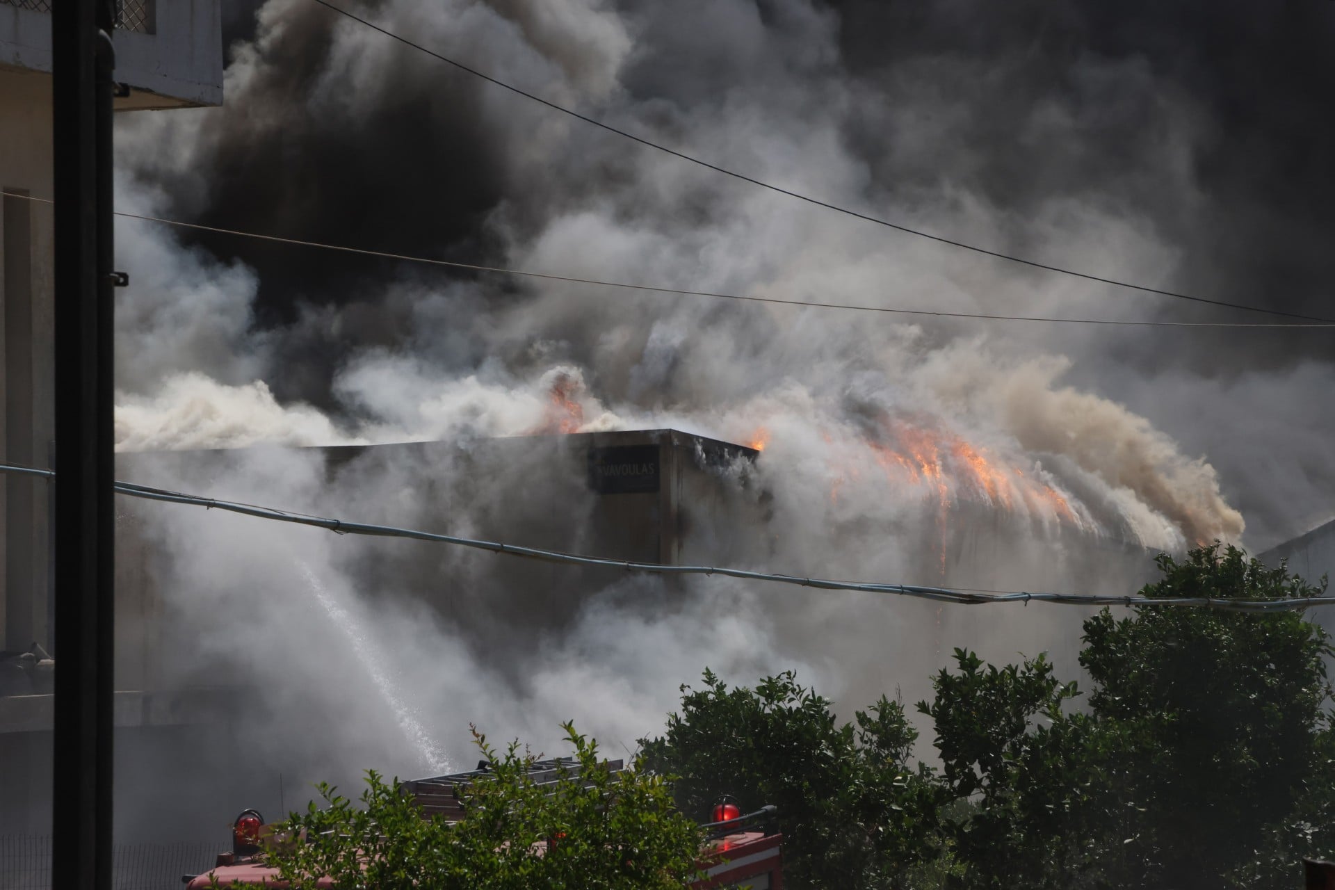 Φωτιά σε αποθήκη ξυλείας στο Ηράκλειο Κρήτης: Καταστροφές σε σπίτια και επιχειρήσεις (φωτογραφίες, βίντεο)