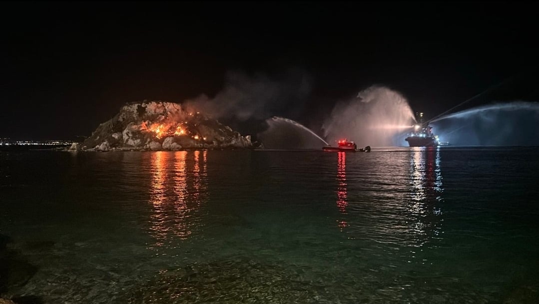 Πειραιάς: Ελέγχθηκε με πλωτά μέσα η πυρκαγιά στη βραχονησίδα