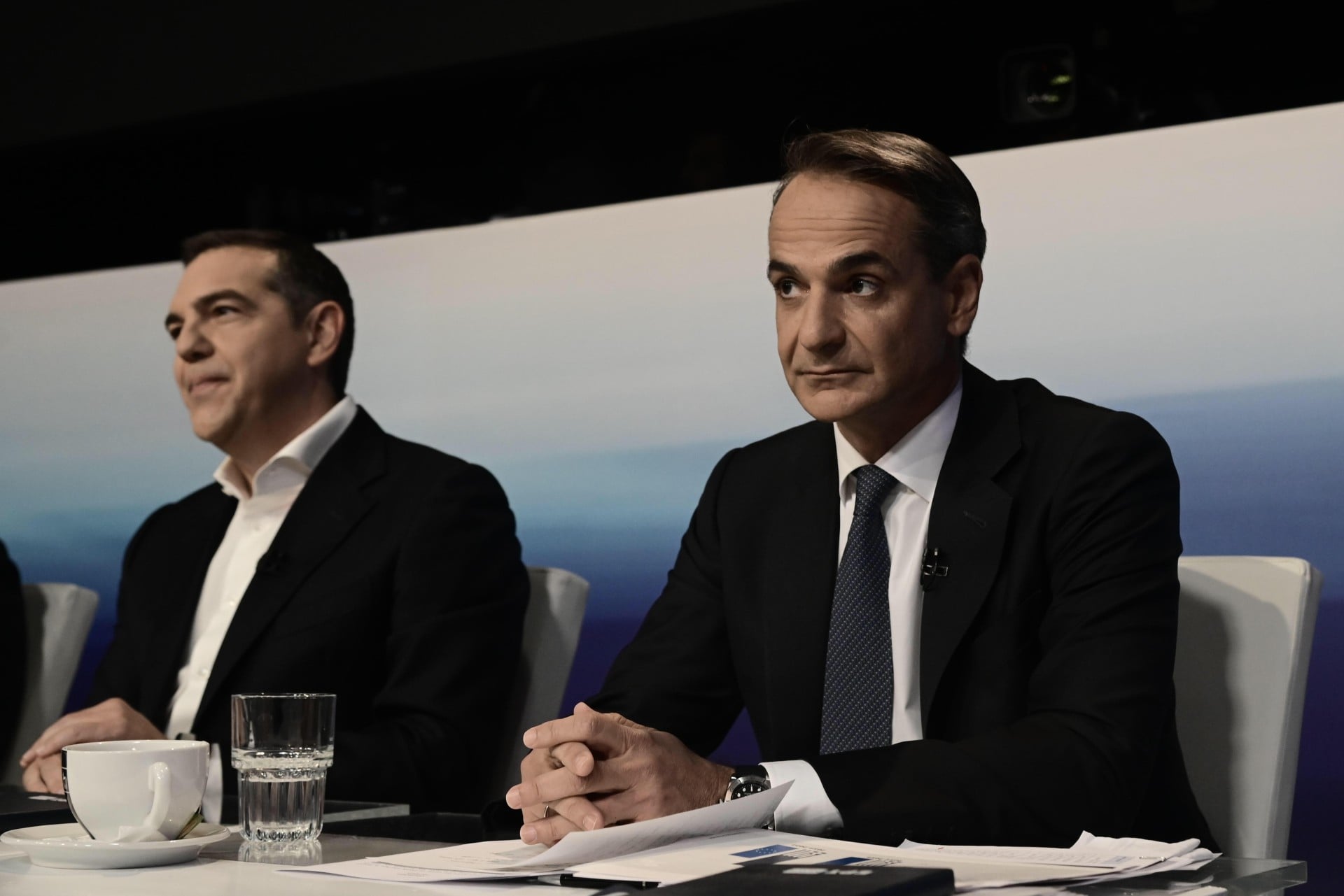 Δημοσκόπηση Real Polls: Νέο δίπολο – Μονοψήφια η διαφορά της ΝΔ με την ΕΛΑΣ