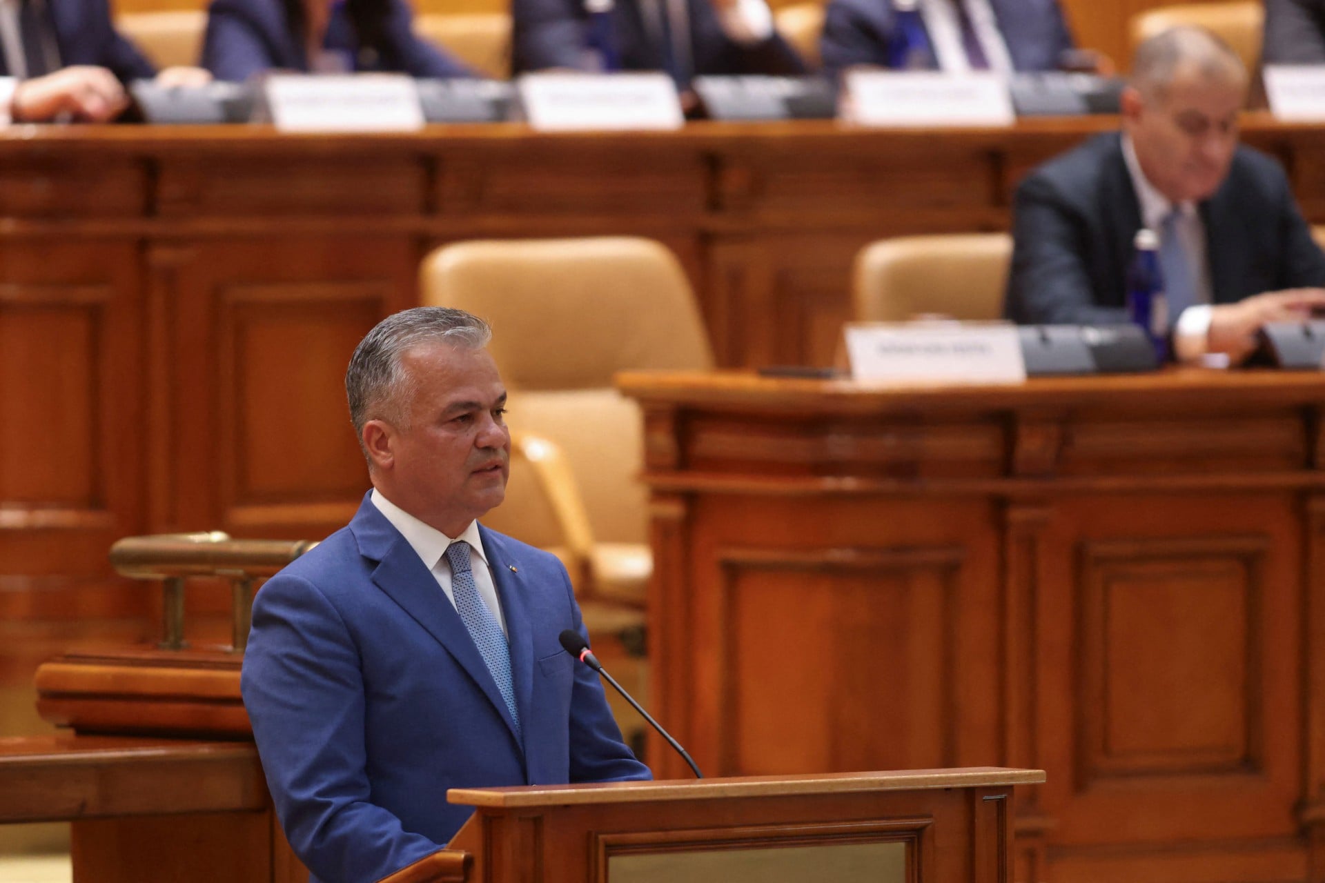 Ρουμανία: Το κοινοβούλιο απέρριψε τον φιλελεύθερο Φλορίν Βεστέα για τη θέση του πρωθυπουργού