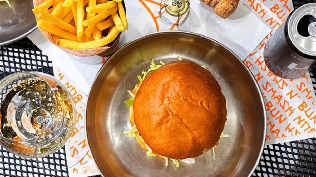 Smash burgers και σαμπάνια: Ο συνδυασμός που δεν περιμέναμε 