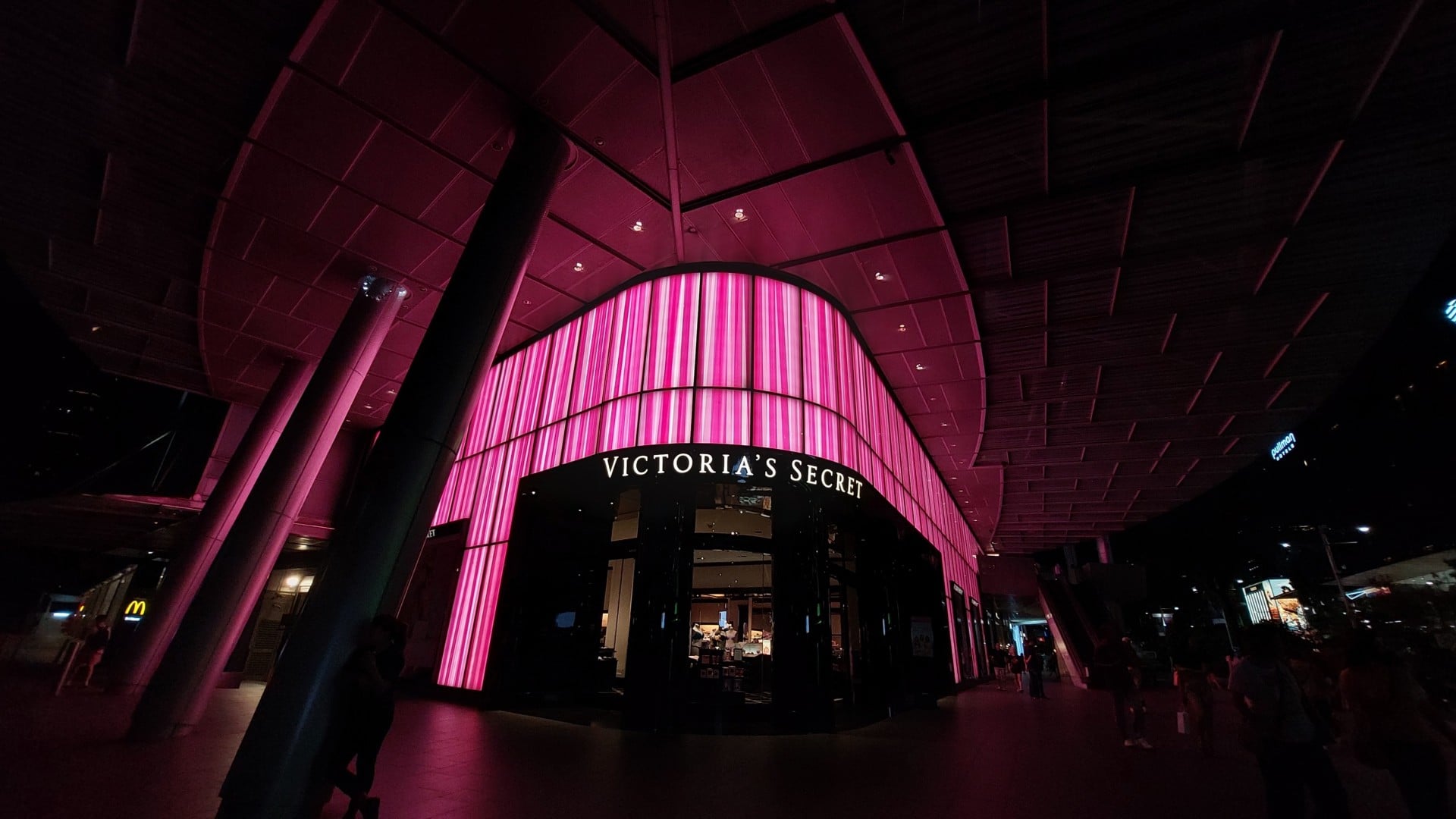 Ίδρυσε τη Victoria’s Secret, την πούλησε για ψίχουλα και έπεσε από τη γέφυρα. Η τραγωδία πίσω από μία αυτοκρατορία δισεκατομμυρίων