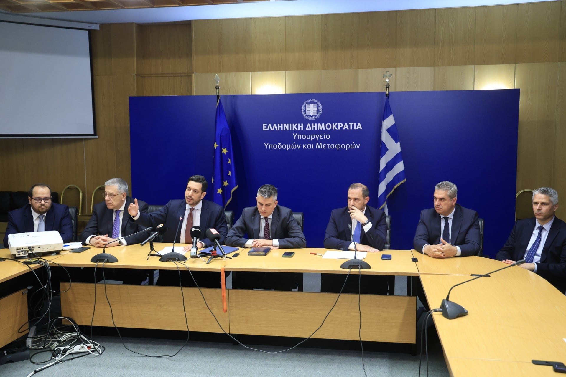 Υπουργείο Υποδομών και Μεταφορών: Δωρεές για ανακαίνιση των σιδηροδρομικών σταθμών Αθήνας και Θεσσαλονίκης – Δύο επιπλέον νέα τρένα