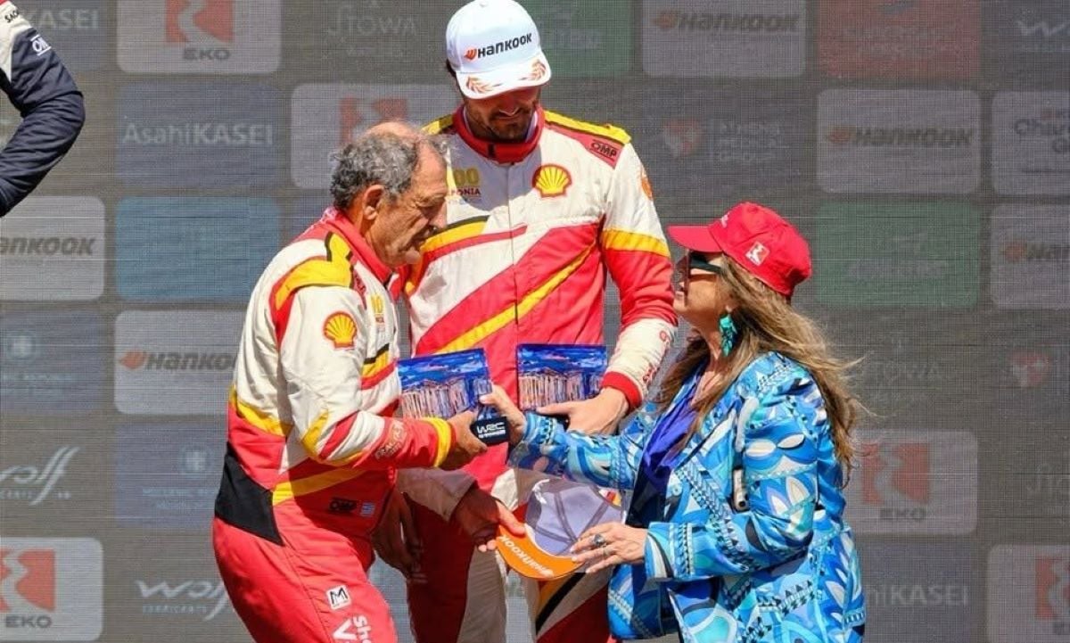 Rally Acropolis 2026: Απονομή του τροπαίου των νικητών δια χειρός Μίνας Παπαθεοδώρου Βαλυράκη