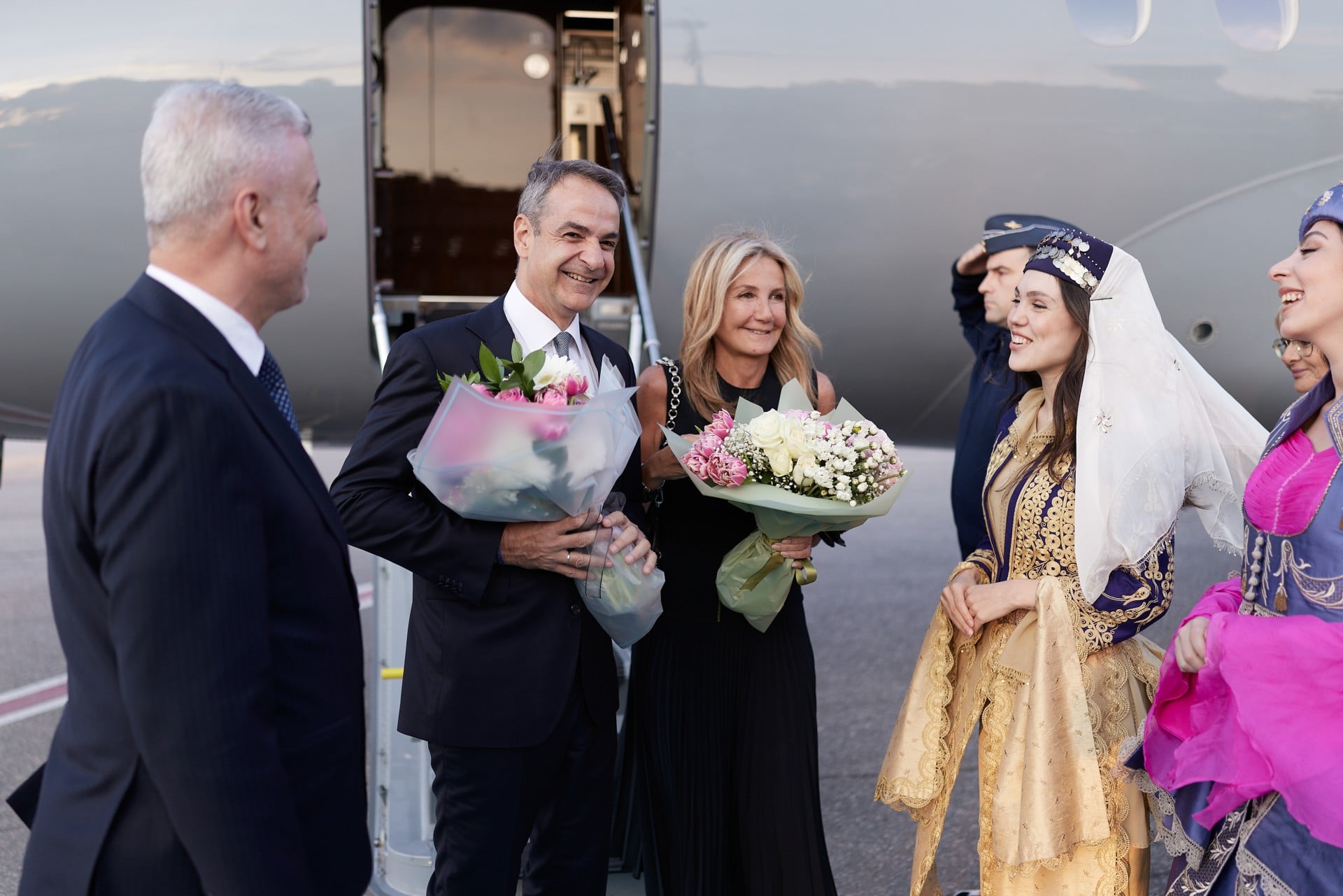 Με θερμή χειραψία η υποδοχή Μητσοτάκη από τον Ερντογάν στο Λευκό Παλάτιμ