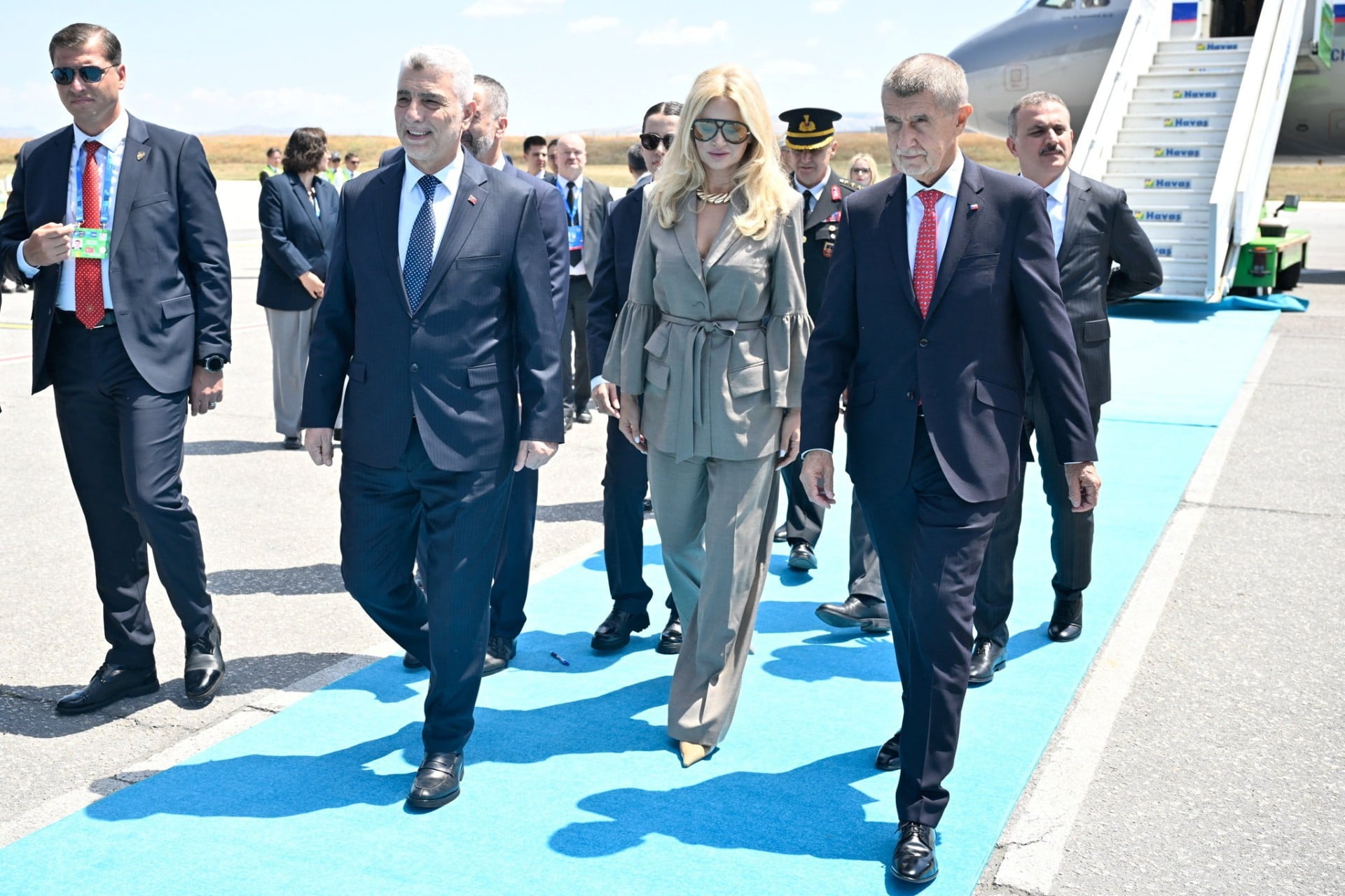 Γιατί μία χώρα έστειλε δύο ανταγωνιστικές αντιπροσωπείες στη σύνοδο κορυφής του ΝΑΤΟ
