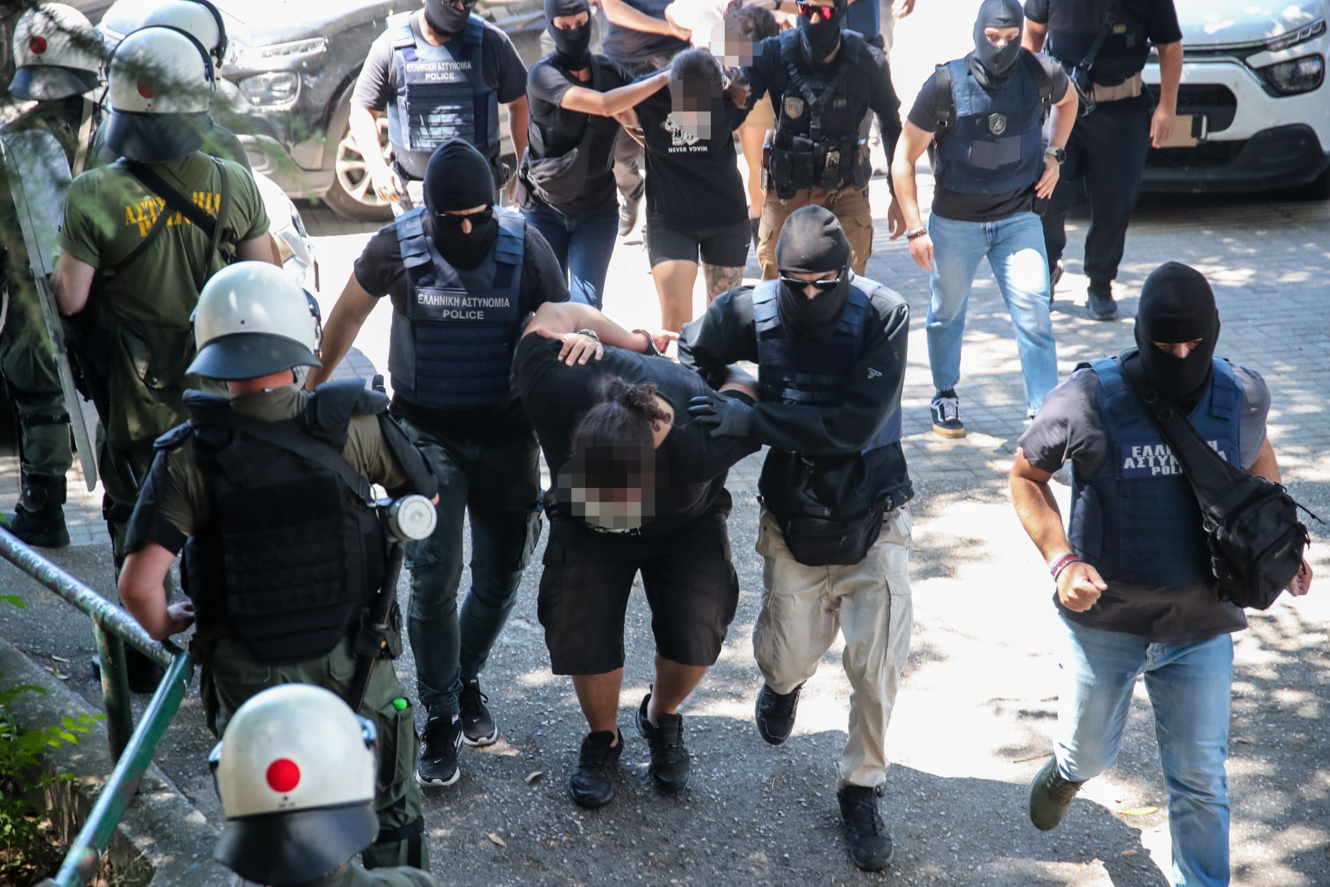 ΕΛ.ΑΣ.: Η ανακοίνωση για τις τρεις συλλήψεις σχετικά με την εμπρηστική επίθεση στο σπίτι της οικογένειας Νέστορα