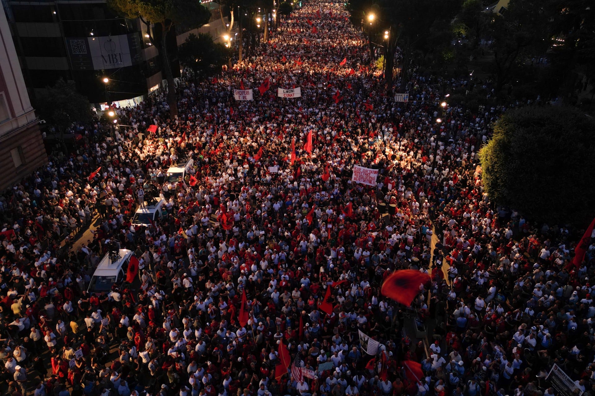 Αλβανία: Τεράστια συγκέντρωση κατά του τουριστικού συγκροτήματος