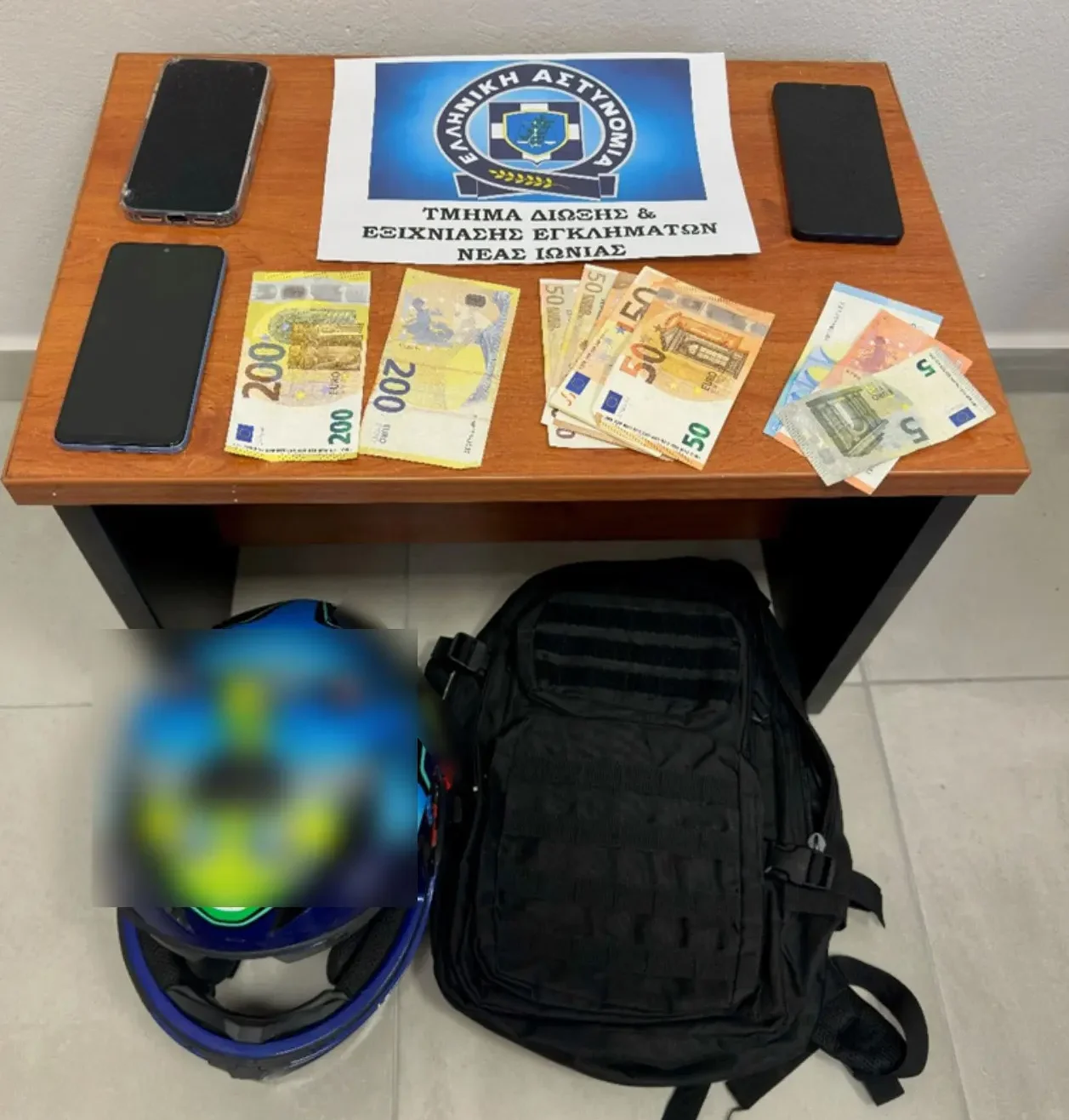 Χειροπέδες και σε ανήλικο «υπάλληλο εταιρείας ηλεκτρικής ενέργειας»