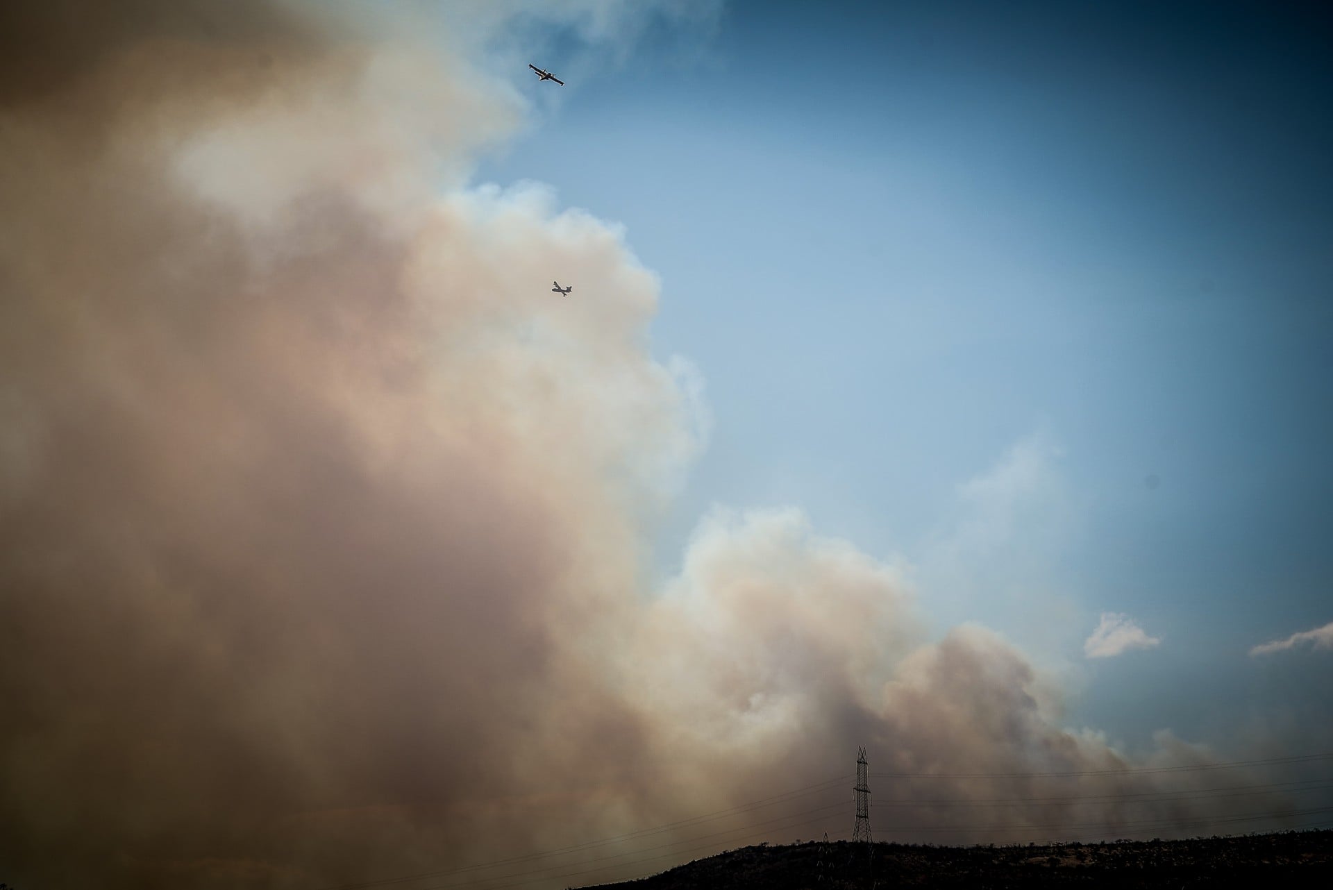 Φωτιά τώρα στην Οινόη: Επεκτάθηκε σε πευκόφυτο δάσος η πυρκαγιά – Ενισχύονται διαρκώς οι πυροσβεστικές δυνάμεις (φωτογραφίες, βίντεο)