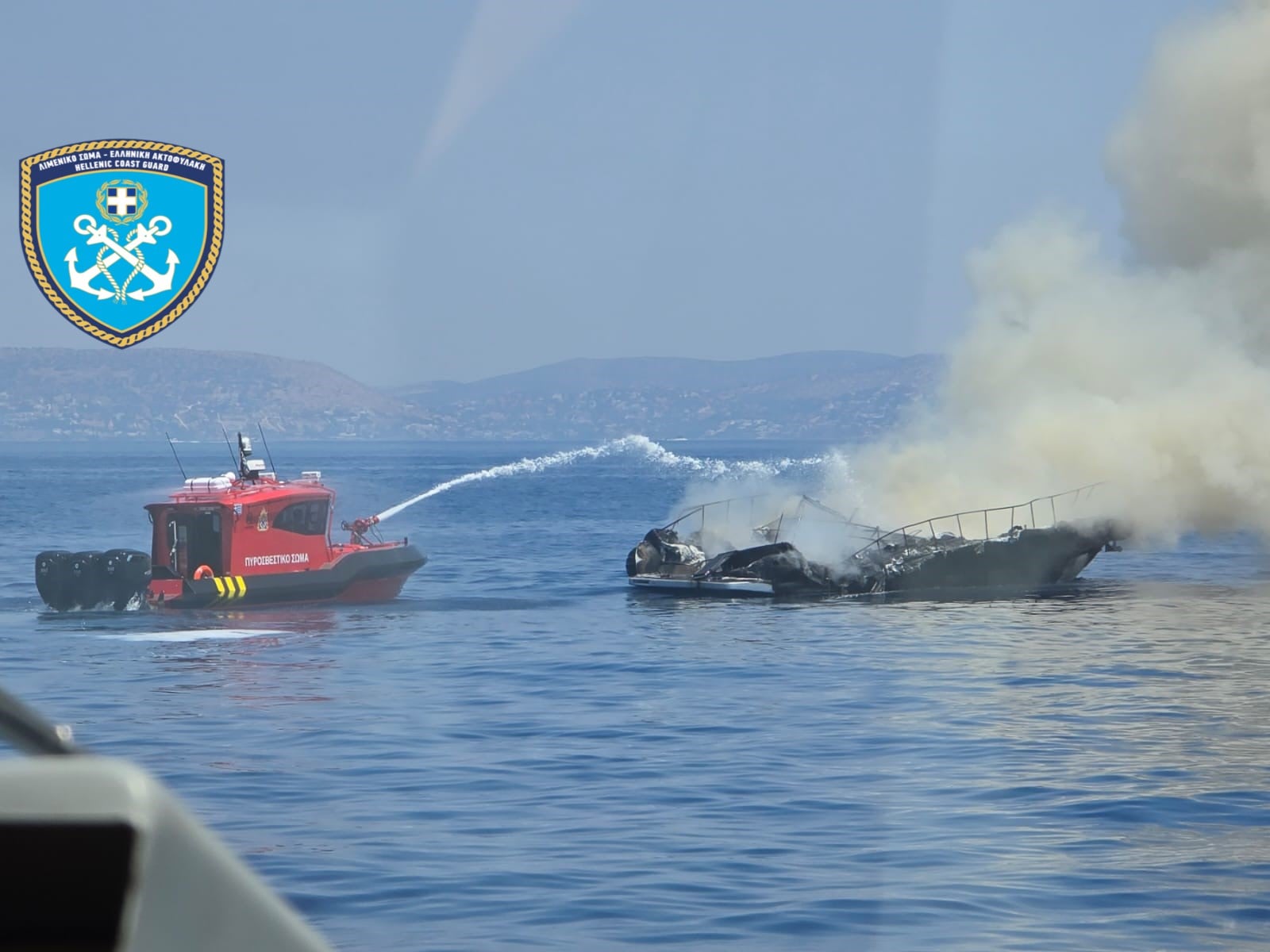 Βουλιαγμένη: Βυθίστηκε το ταχύπλοο που είχε τυλιχθεί στις φλόγες (φωτογραφίες, βίντεο)