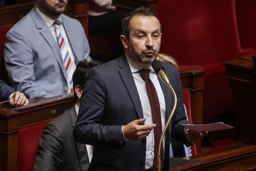 Γαλλία: Δημοψήφισμα για τη χρήση της μαντίλας θέλει ο αντιπρόεδρος του ακροδεξιού Εθνικού Συναγερμού