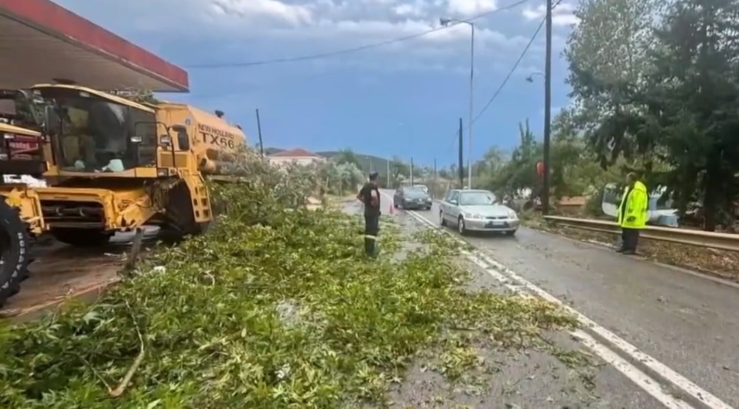 Σε εξέλιξη η κακοκαιρία στην Αττική – Έντονες βροχοπτώσεις και χαλοπτώσεις σε Λάρισα, Μαγνησία και Φθιώτιδα