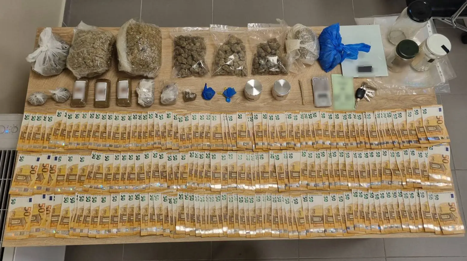 Καστοριά: Συνελήφθη 42χρονος διακινητής ναρκωτικών ουσιών με πάνω από 1,5 κιλό κάνναβης και 10.550 ευρώ – Χειροπέδες και σε πελάτη του