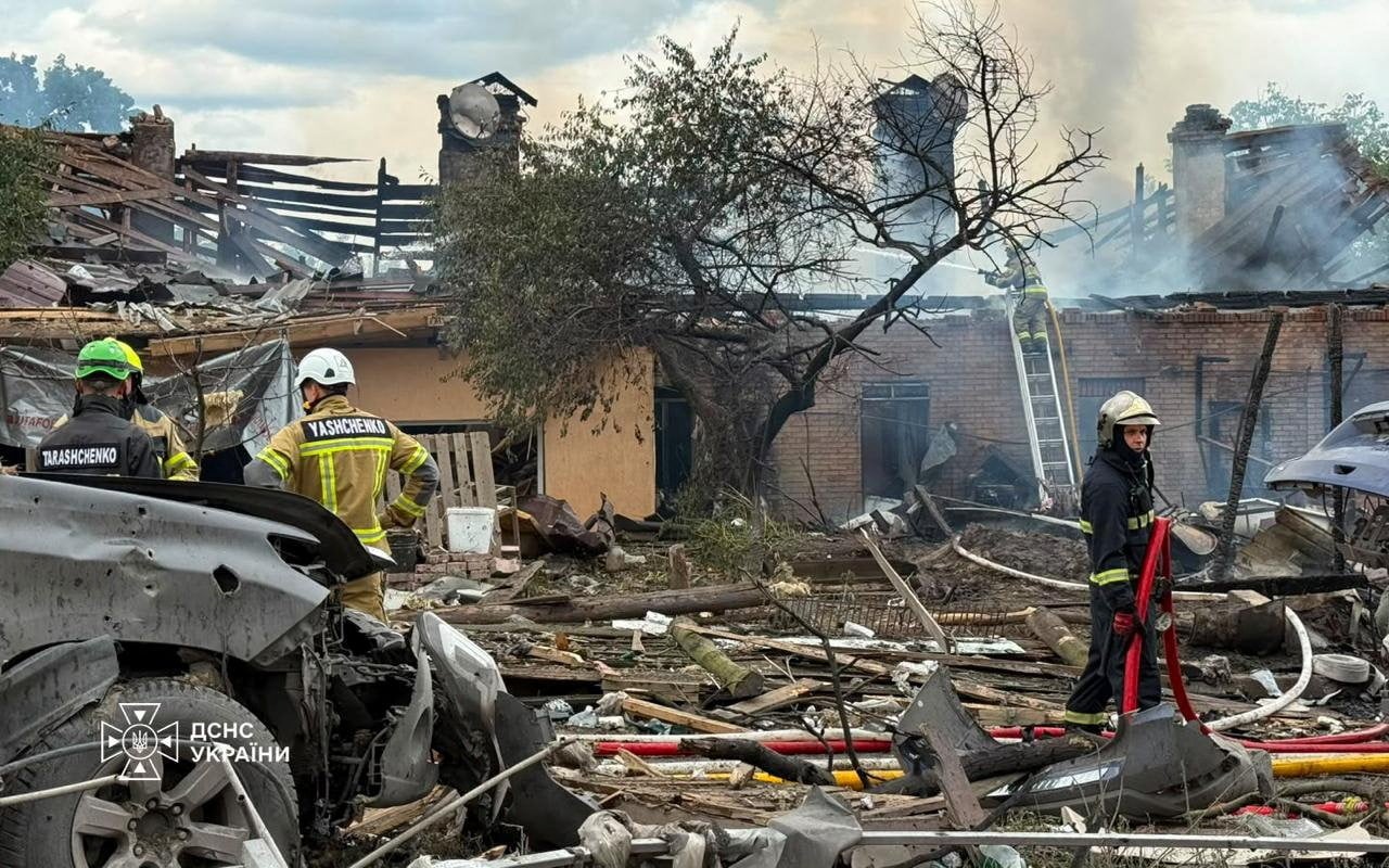 Ουκρανία: Στο στόχαστρο ρωσικών βαλλιστικών πυραύλων έκθεση με drones – Τουλάχιστον 10 νεκροί, 100 τραυματίες (βίντεο)