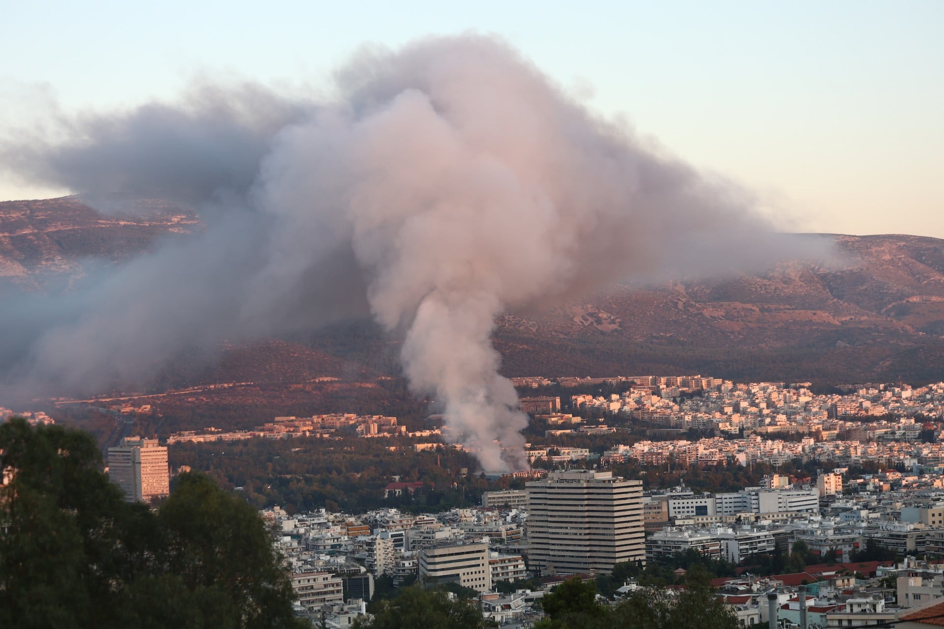 Φωτιά τώρα: Συναγερμός για πυρκαγιά στο παλιό κτίριο του Μπάντμιντον, στο Πάρκο Γουδή – Ήχησε το 112