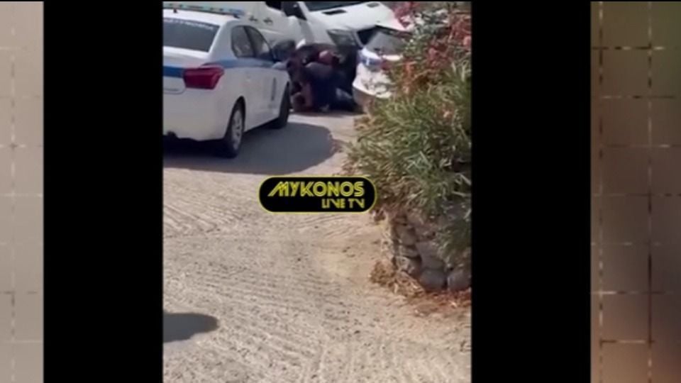 Μύκονος: Συνελήφθη από την αστυνομία τουρίστας που πόζαρε γυμνός στο άγαλμα του Καραμανλή